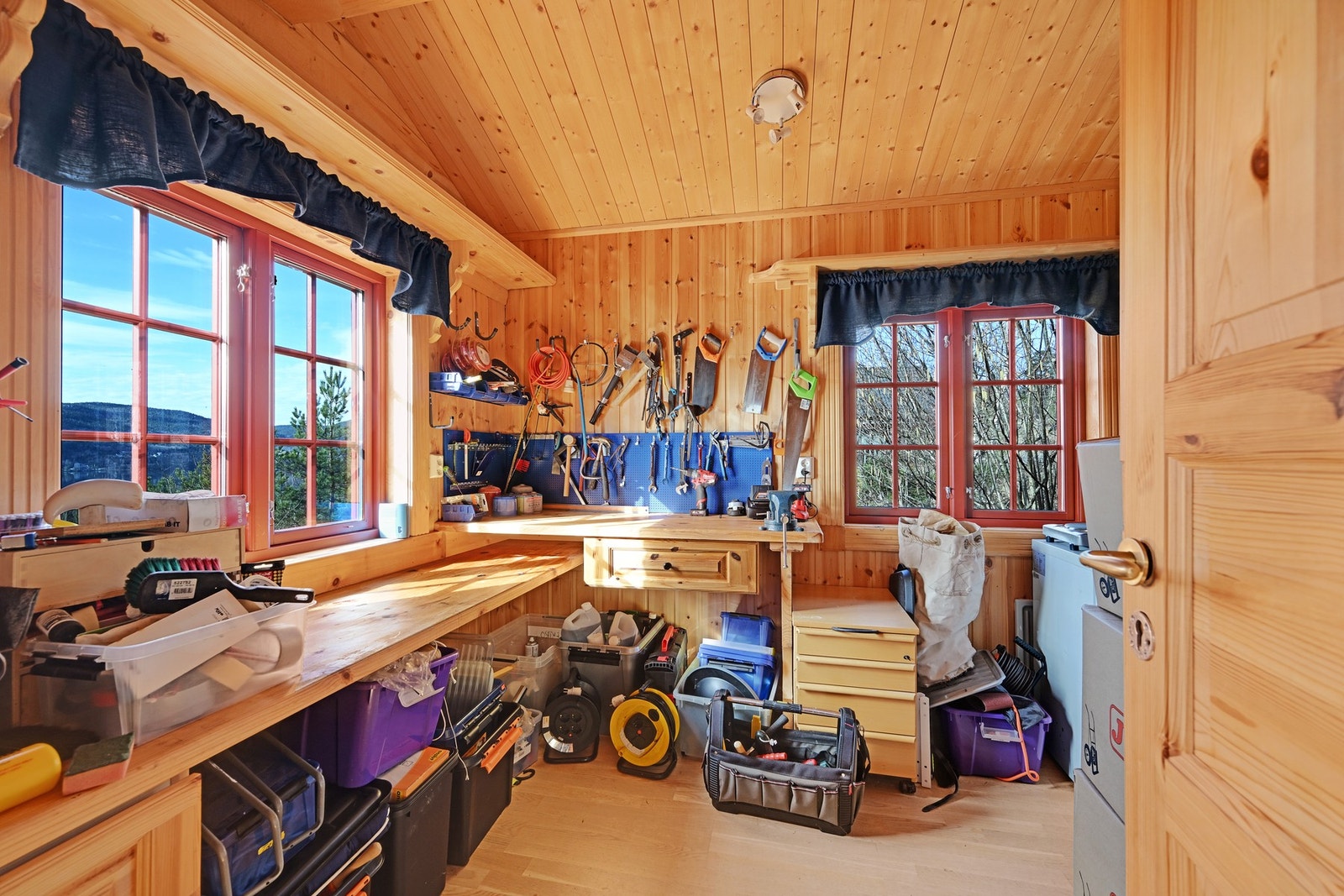 Annekset har også et praktisk hobbyrom med gode arbeidsflater og rikelig med dagslys - ideelt for både små og store prosjekter (ikke rom for varig opphold) Galleribilde