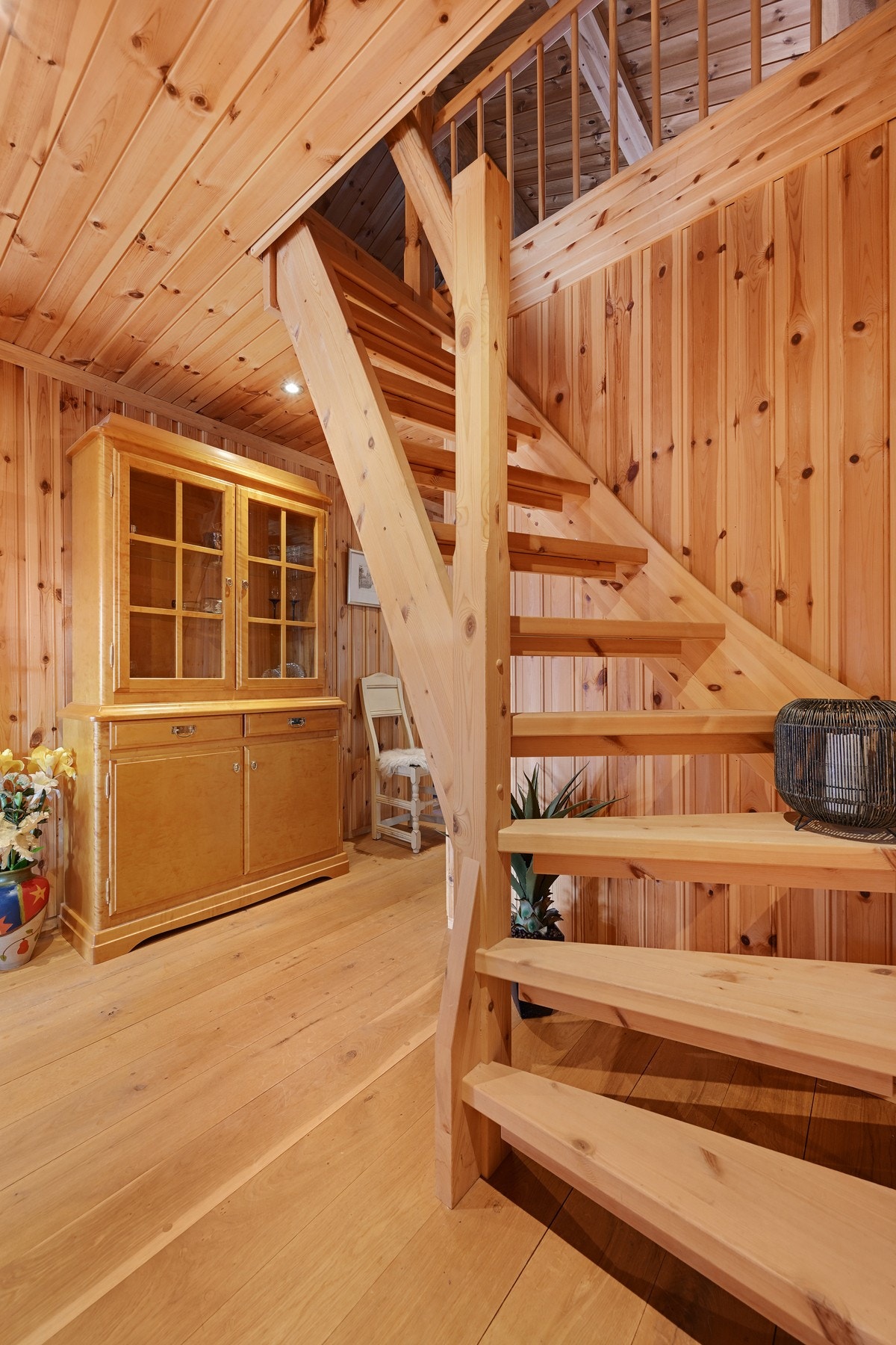 Vi fortsetter rundturen opp trappen til hemsen. Galleribilde