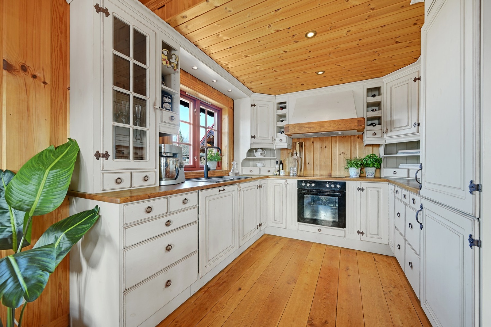 Lyst og solid kjøkken med kjøkkeninnredning fra Kistefos. Galleribilde