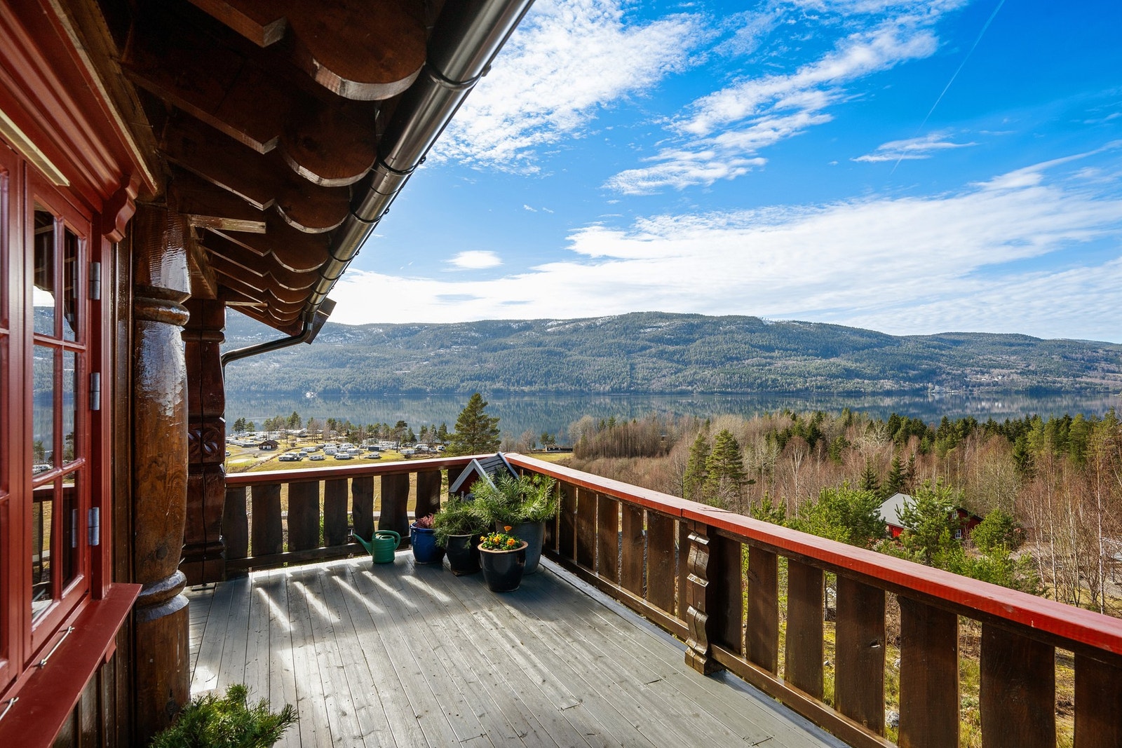 Fantastisk utsikt fra verandaen over skog og vann - en unik beliggenhet som gir ro og naturopplevelser året rundt. Galleribilde