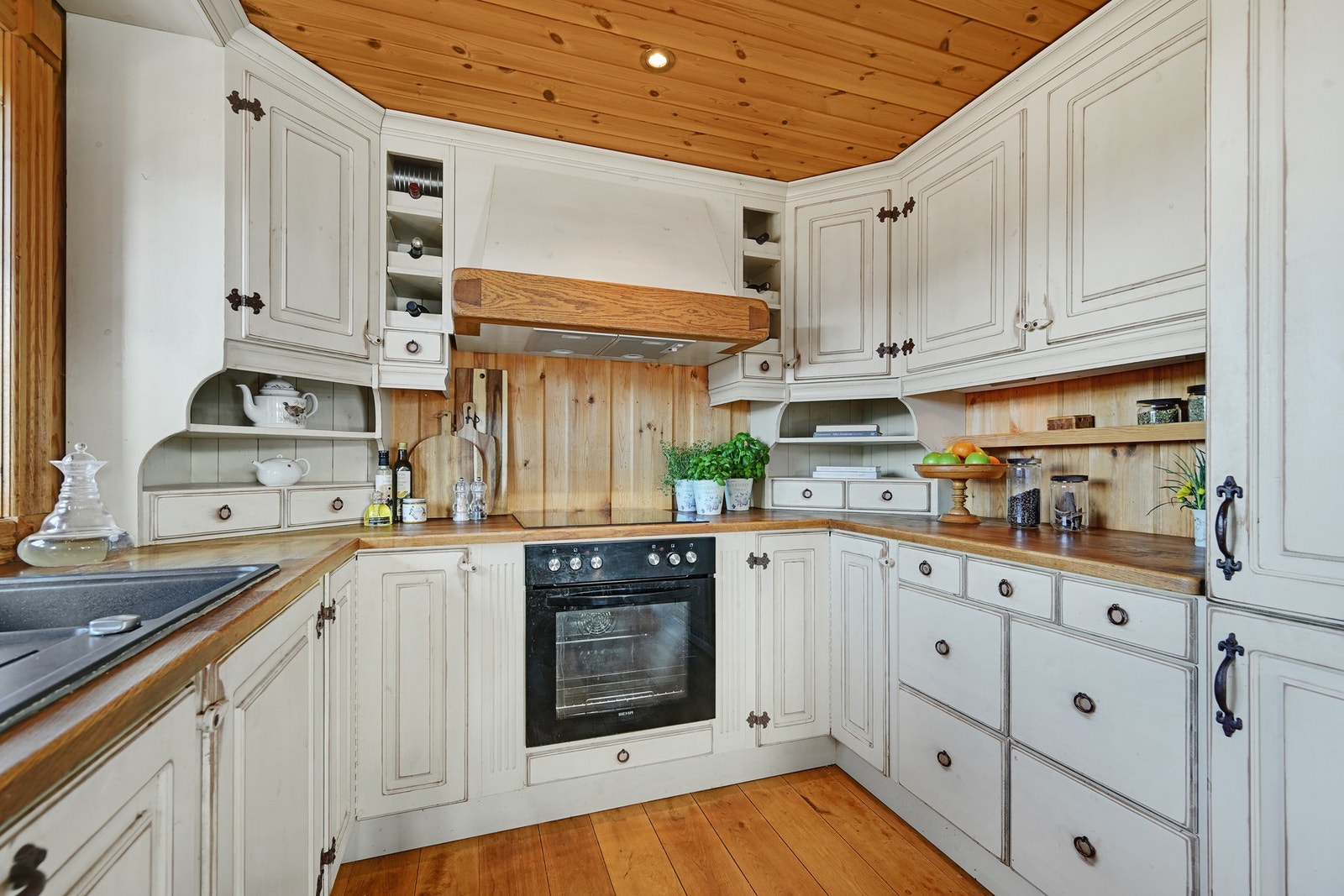 Kjøkkenet har lyse fronter, gode arbeidsflater og integrerte hvitevarer. Galleribilde