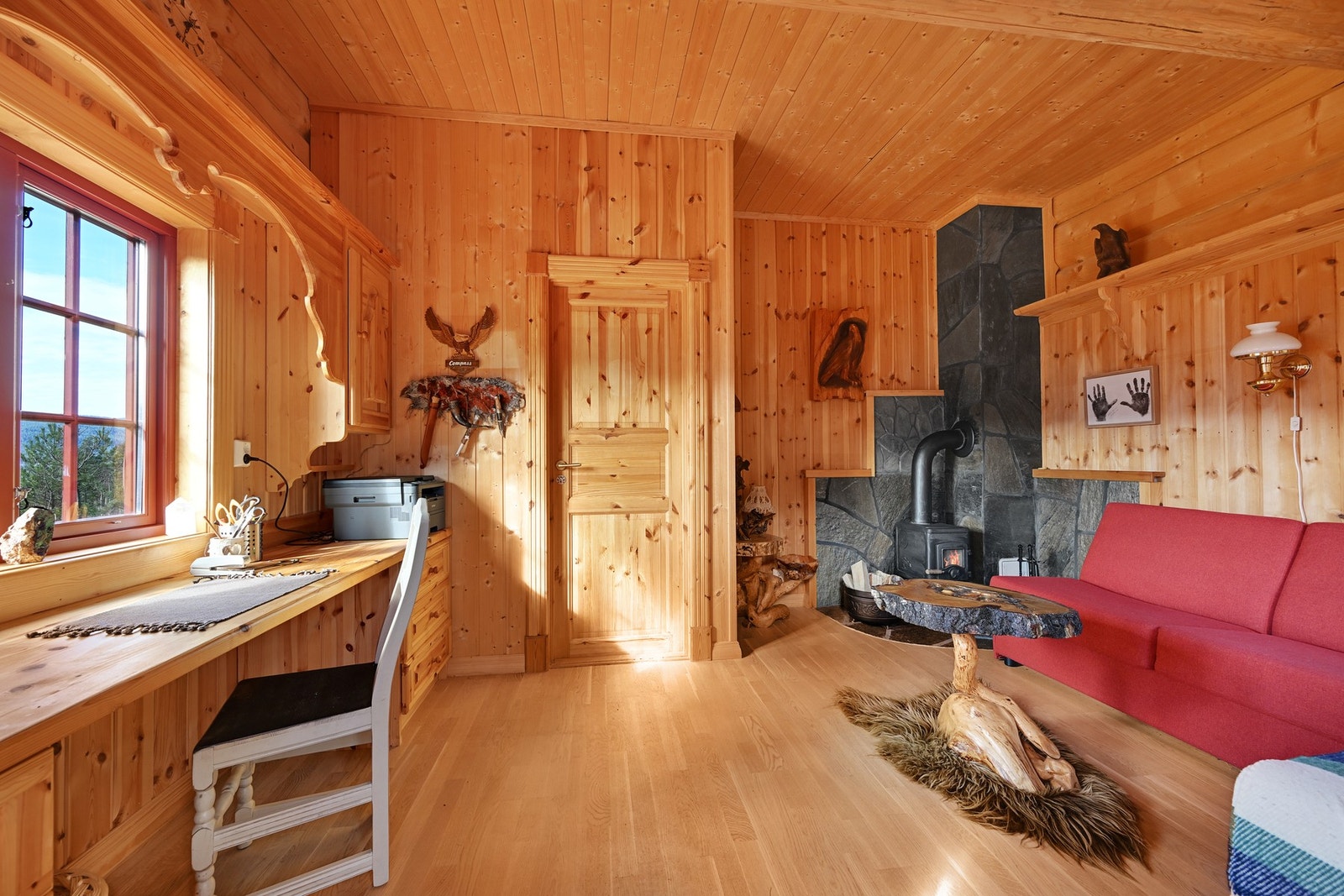 Koselig anneks med gjennomgående trepanel, vedovn og praktisk arbeidsplass - et trivelig rom med ekte hyttefølelse. Annekset har ikke rom for varig opphold. Galleribilde
