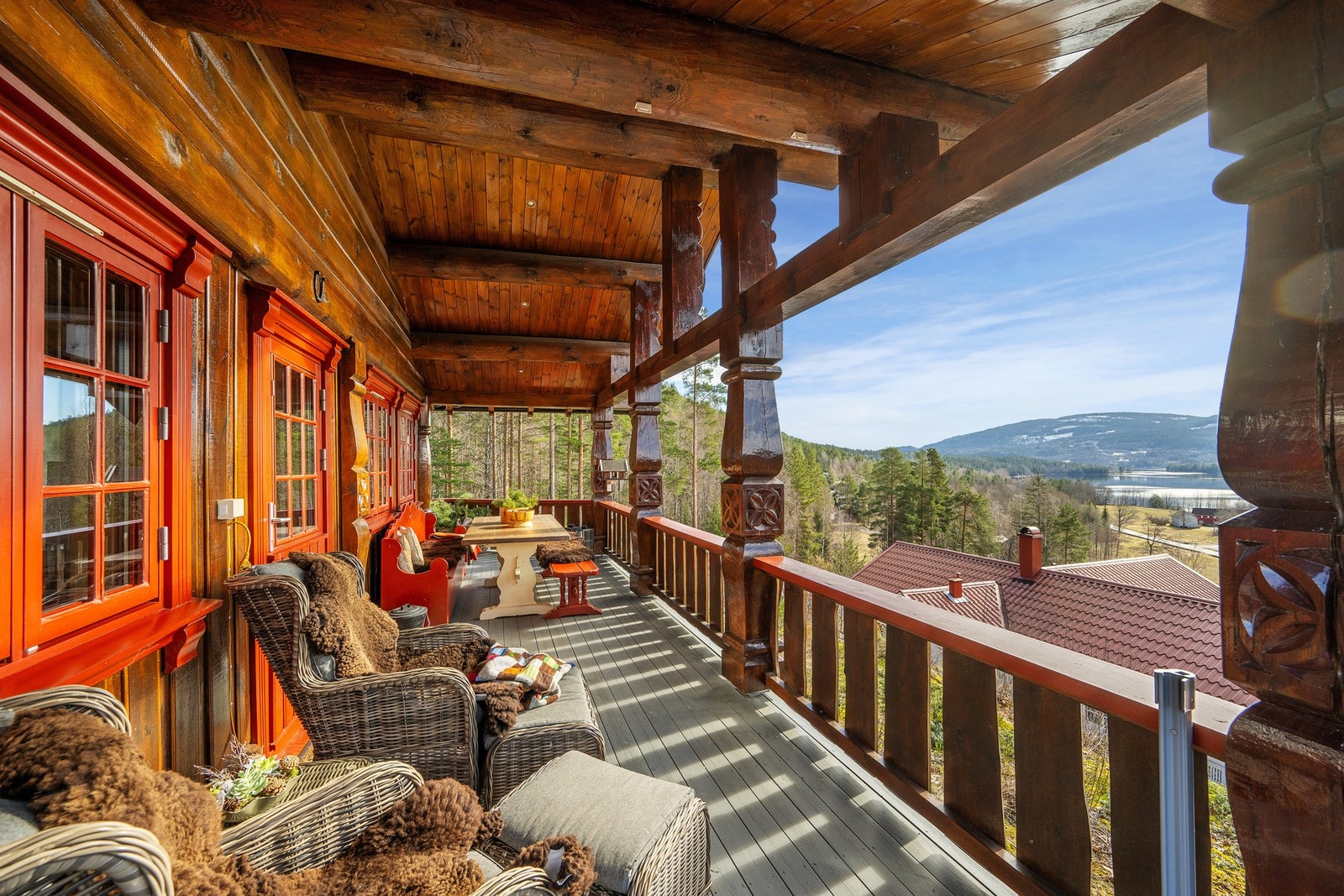 Generøs veranda med flere soner for både sosiale sammenkomster og rolige stunder. Galleribilde