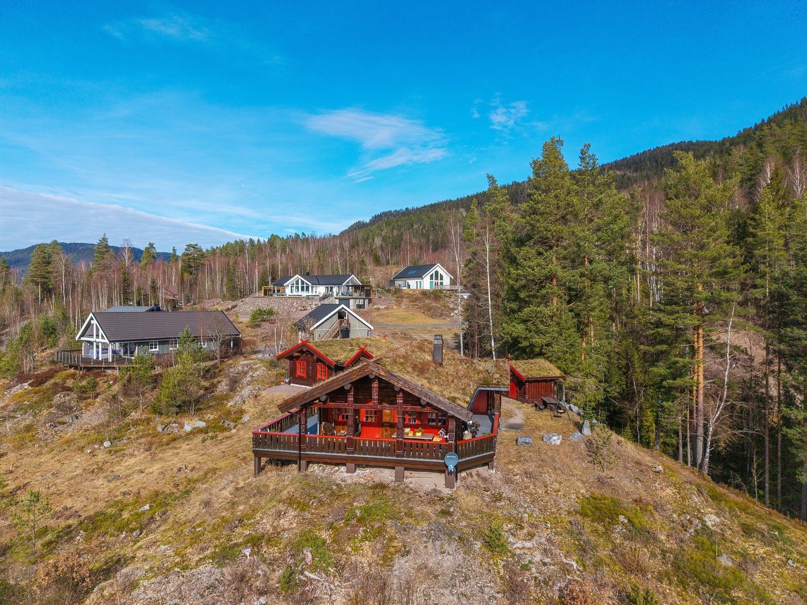 Hytta ligger flott til på en høyde med gode solforhold og fin utsikt over nærområdet. Galleribilde