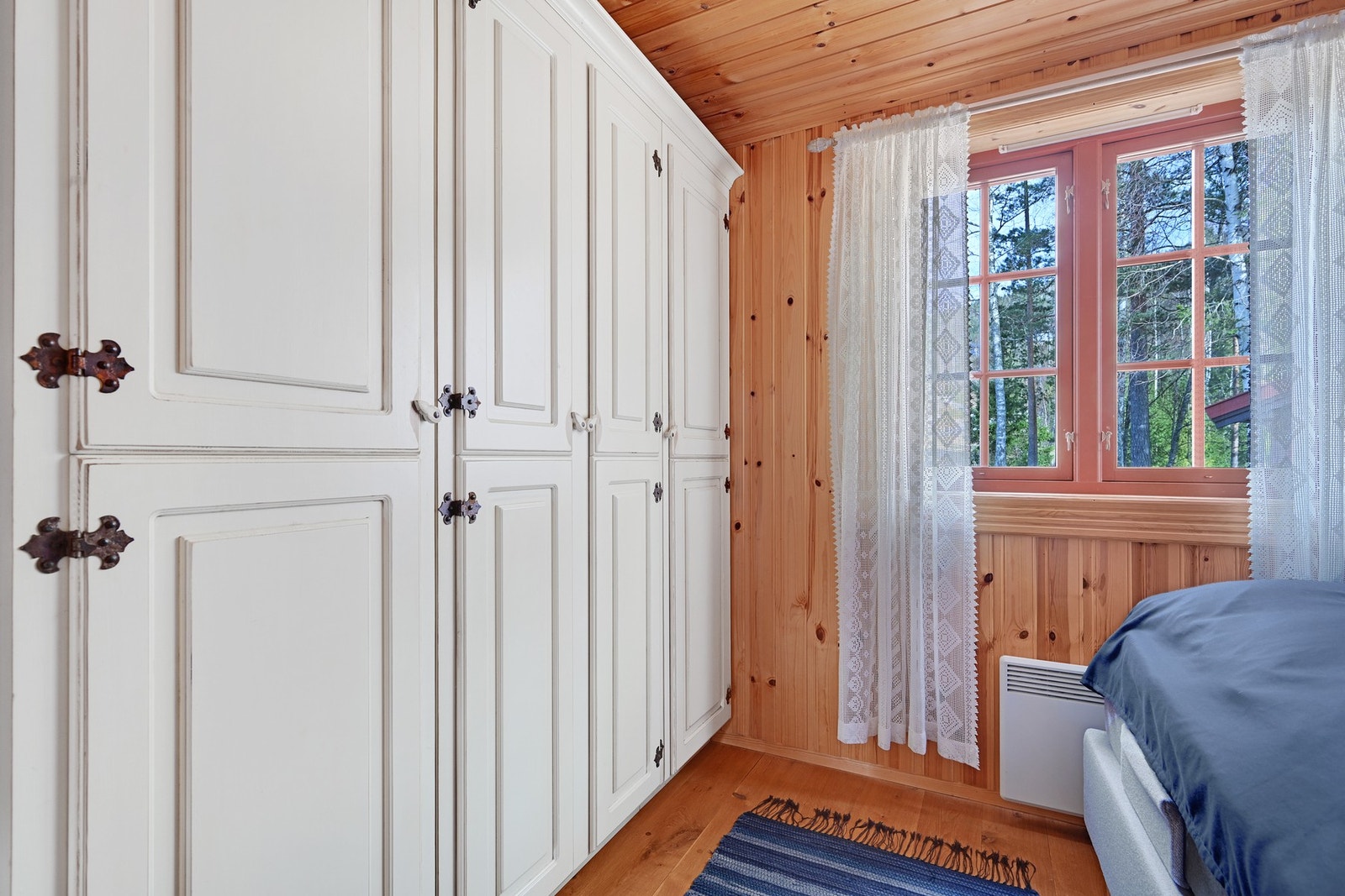 Soverom nr. 1 - her er det garderobe fra Kistefos. Galleribilde