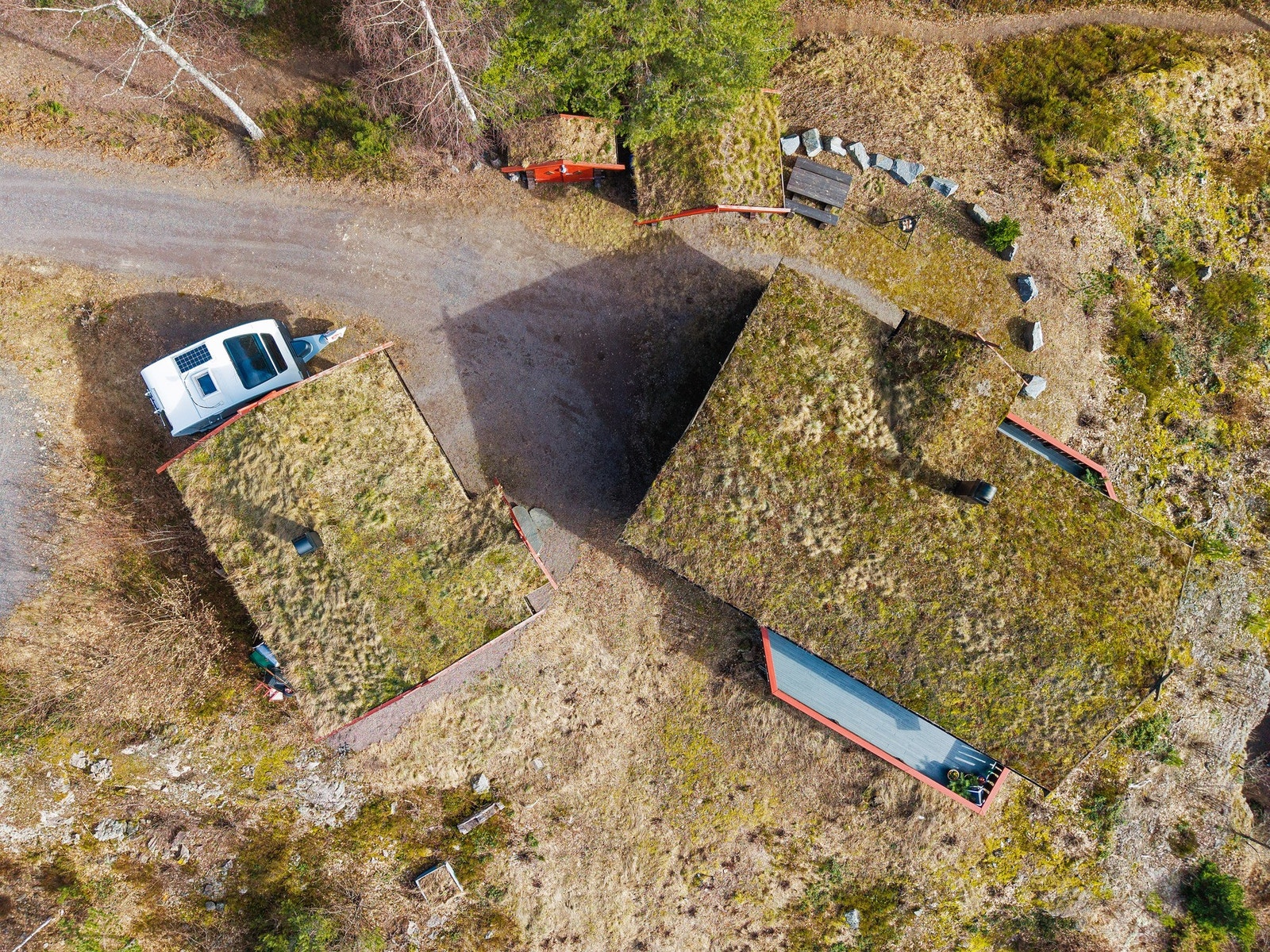 Unikt fugleperspektiv som viser eiendommens helhet - med torvtak og bygninger som harmonerer med naturen. Galleribilde