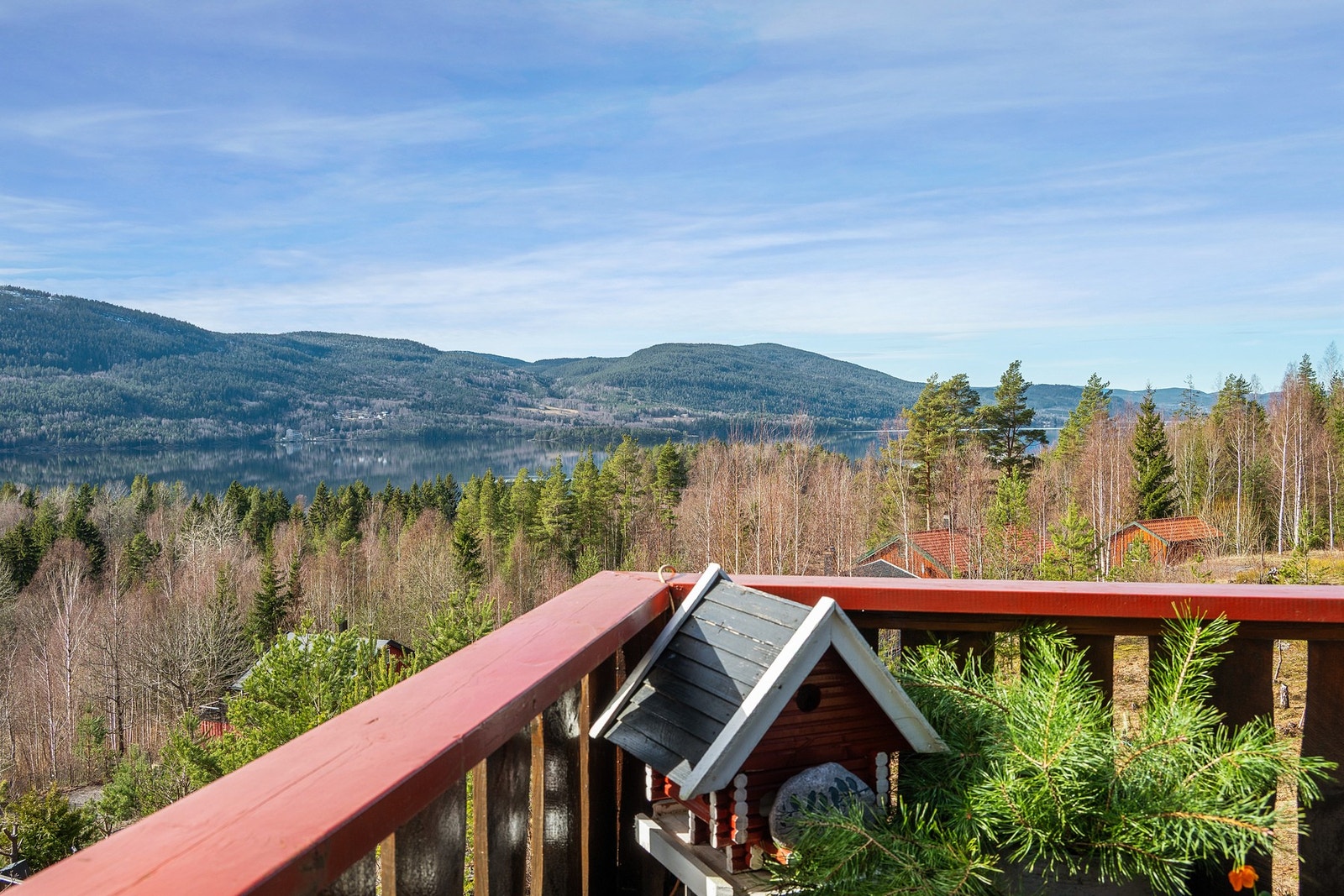 Vakker utsikt over skog, bebyggelse og vann - en sjelden kvalitet. Galleribilde