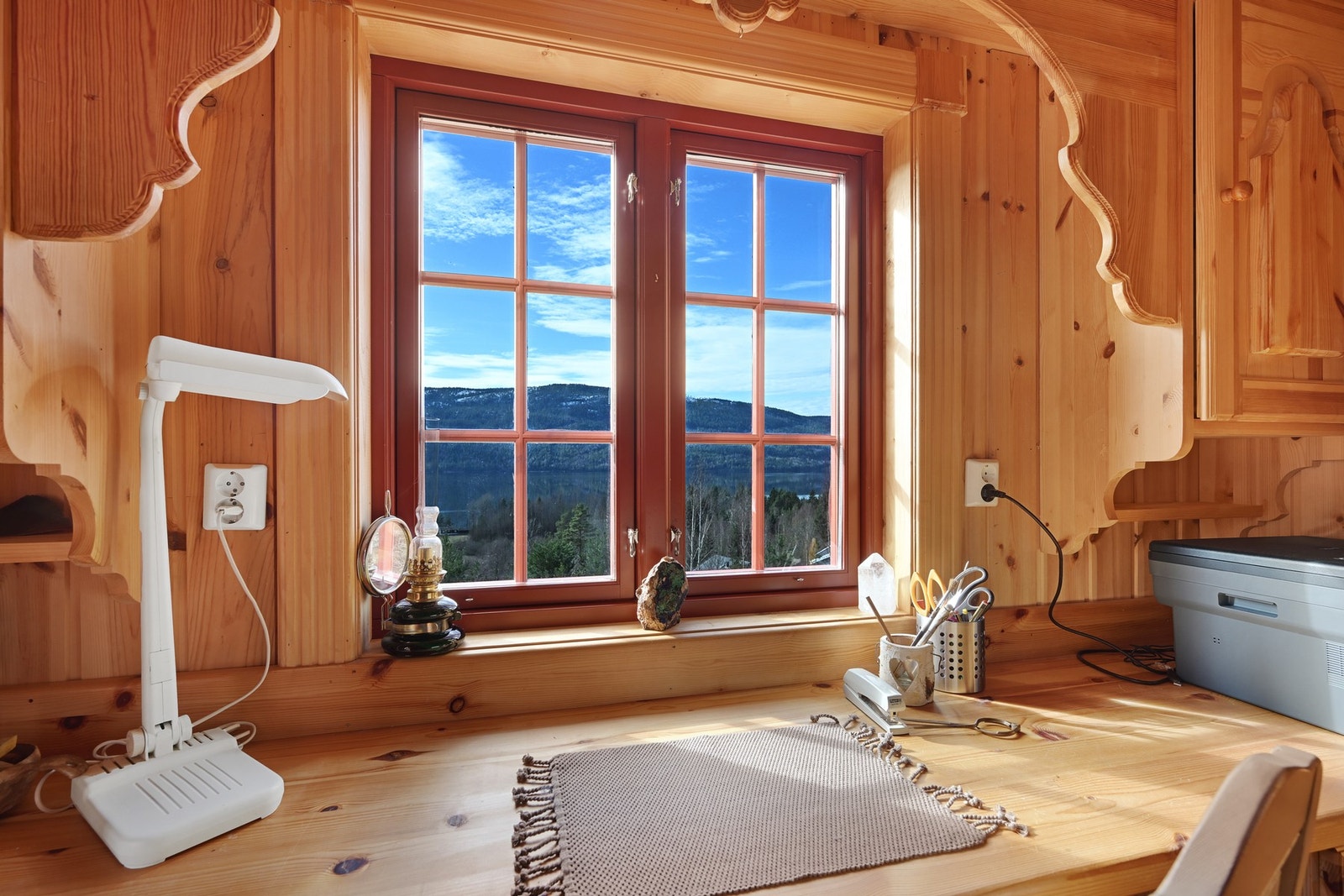 Praktisk arbeidsplass ved vindu med flott utsikt - et lyst og inspirerende hjørne med gjennomført trepreg og gode arbeidsflater. Galleribilde