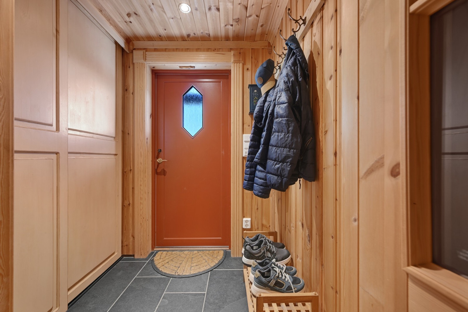 Vindfang med fliser på gulvet, gulvvarme og skyvedørsgarderobe - velkommen inn! Galleribilde