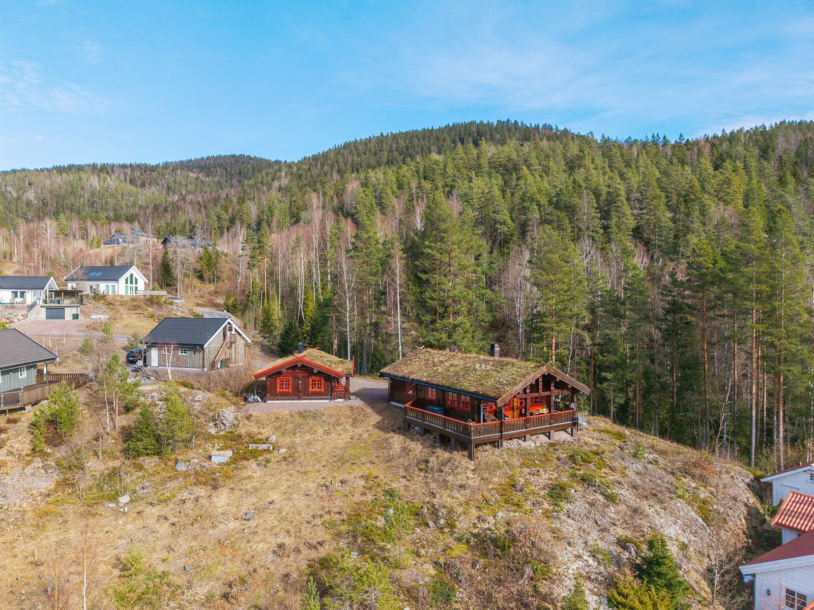 Hytta ligger høyt og fritt i idylliske omgivelser i Eidsfoss Galleribilde