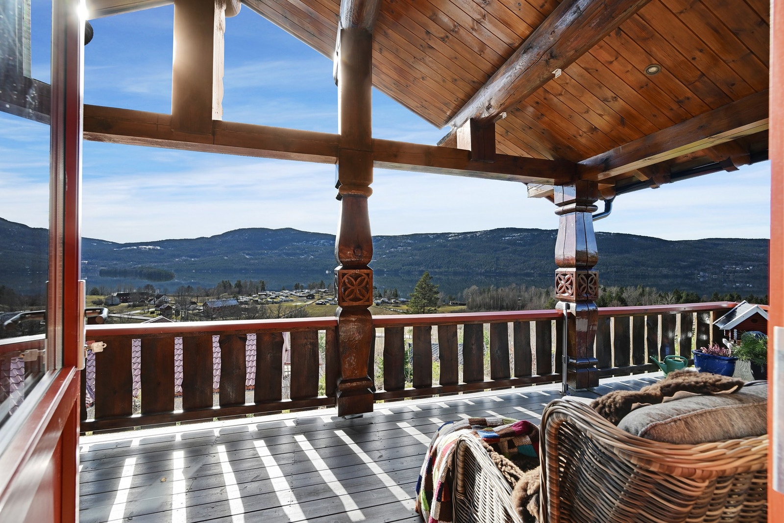 Nydelig panoramautsikt over Eikernvannet - vannet er speilblankt på bildet! Galleribilde