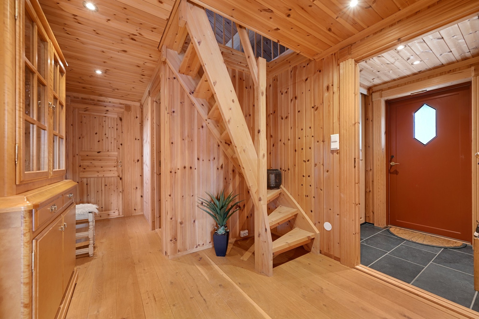 Hall med trapp opp til hemsen. Galleribilde