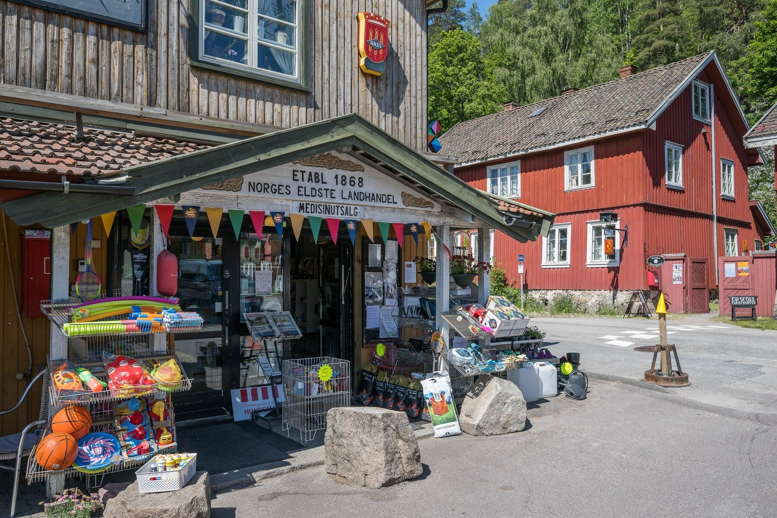 Besøk Norges eldste landhandel fra 1868 - fortsatt i drift og en viktig del av Eidsfoss sin levende historie Galleribilde