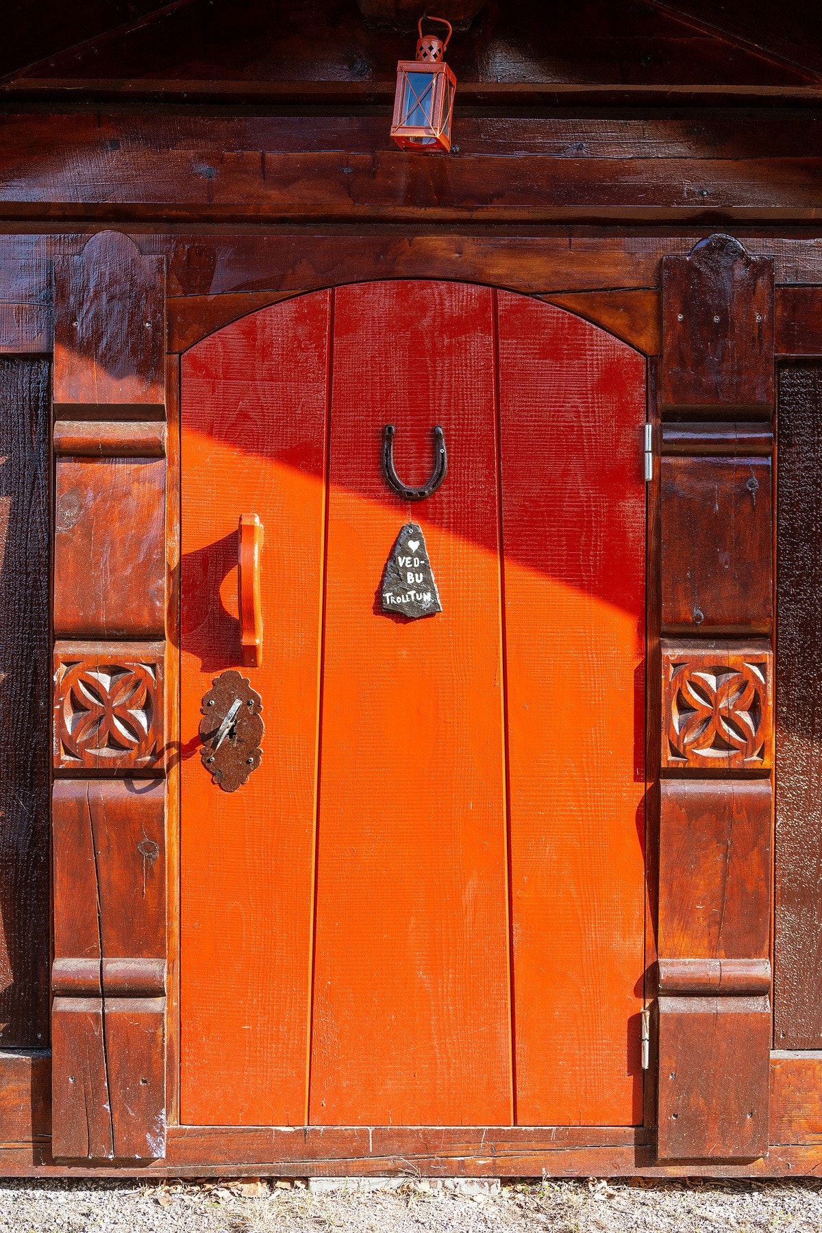 Her ser vi vedboden til Trolltun Galleribilde