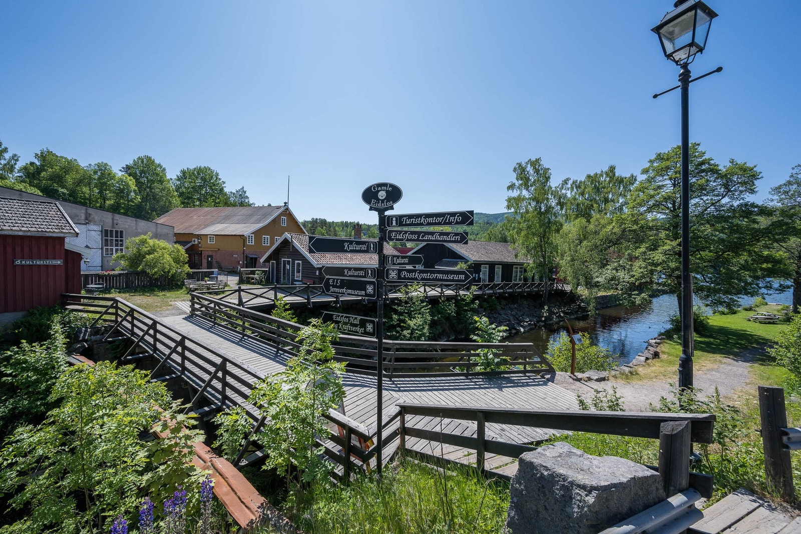 I hjertet av Gamle Eidsfoss finner du et levende kulturmiljø med museer, landhandel og hyggelige gangbroer langs vannet. Galleribilde