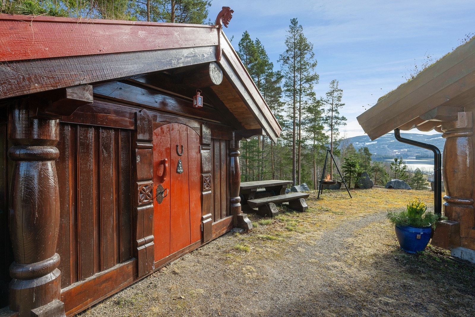 Det er to frittstående boder som står i stil til både hytte og anneks. Galleribilde