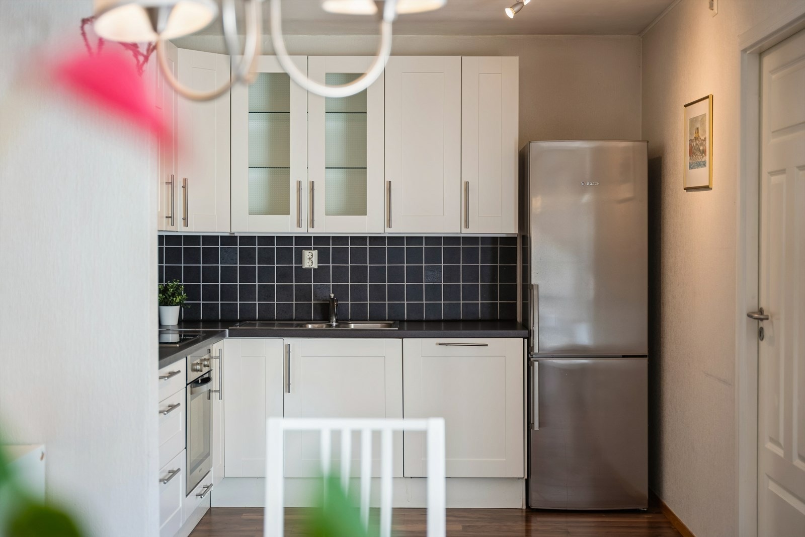 Kjøkkenet er utstyrt med ventilator med kullfilter og har overskap med fronter i trådglass. Galleribilde