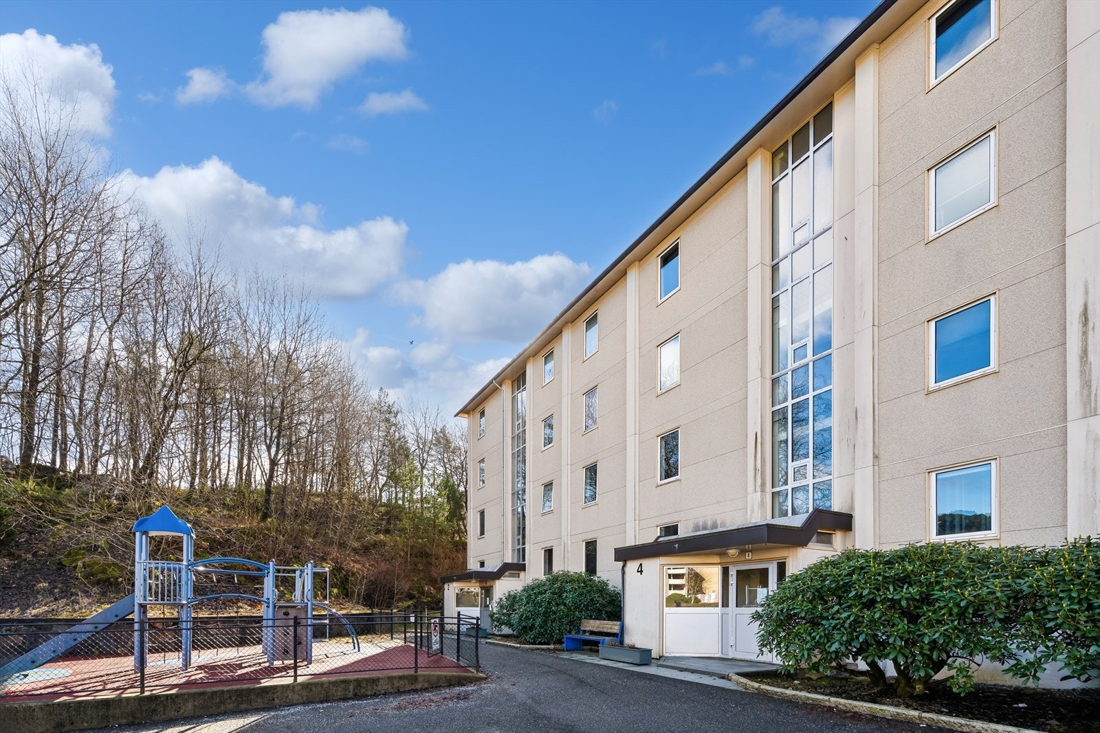 Leiligheten ligger i en boligblokk fra 1971, som er en del av et veletablert borettslag med 406 andeler. Galleribilde