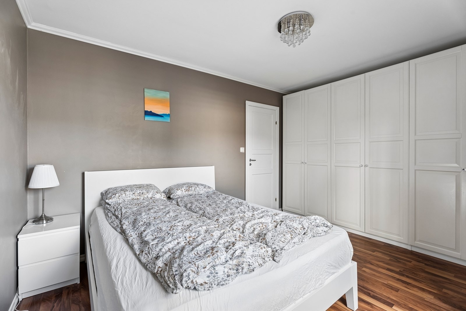 Soverommet har rikelig med garderobeplass langs den ene veggen. Galleribilde