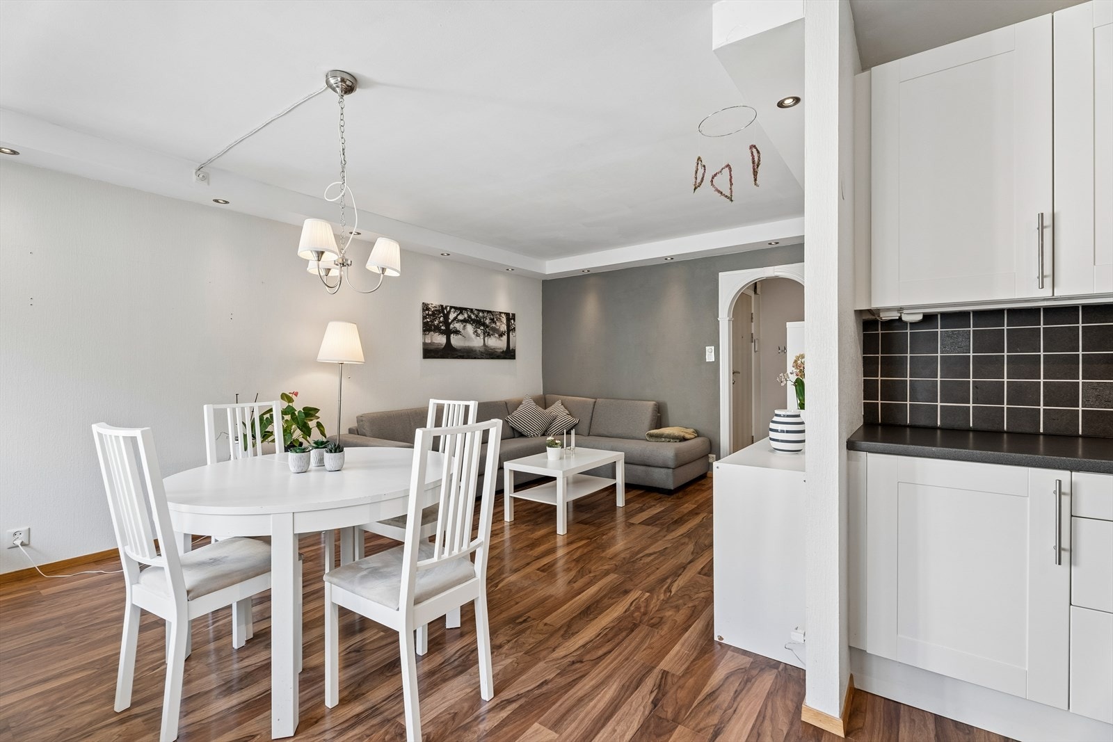 Spiseplassen er naturlig plassert mellom kjøkkenet og stuedelen, og binder sonene sammen. Galleribilde