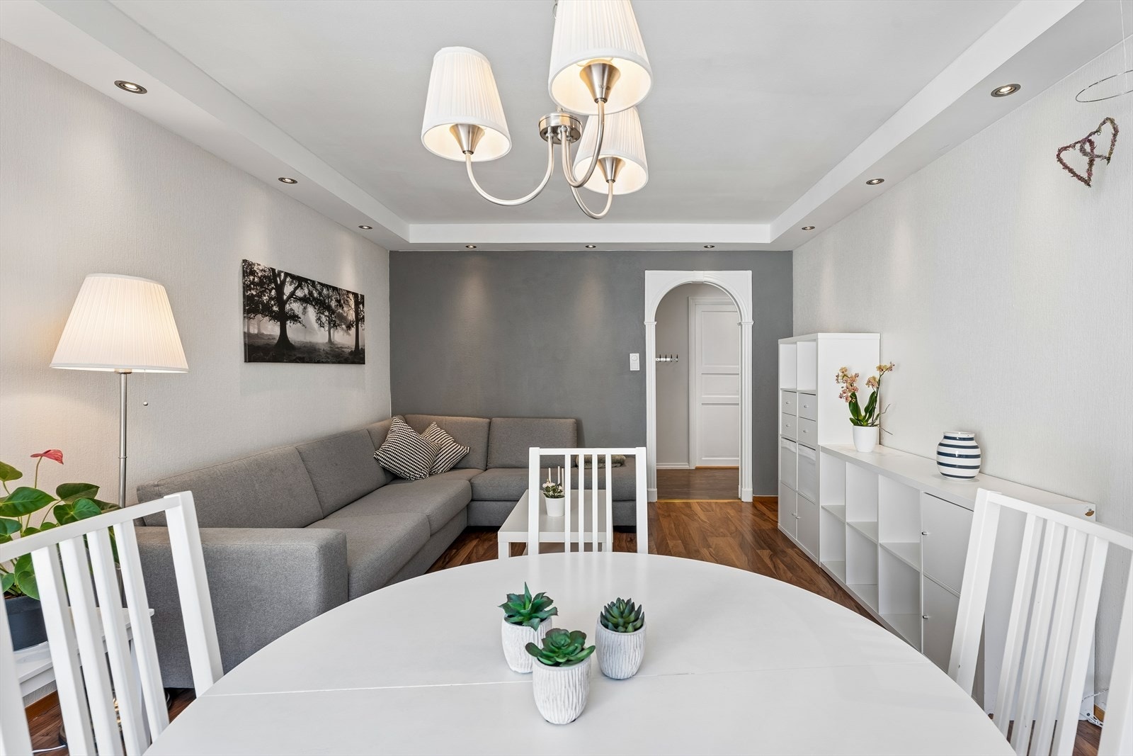 Stuen har en behagelig atmosfære med downlights i himlingen og en radiator som sørger for oppvarming. Galleribilde