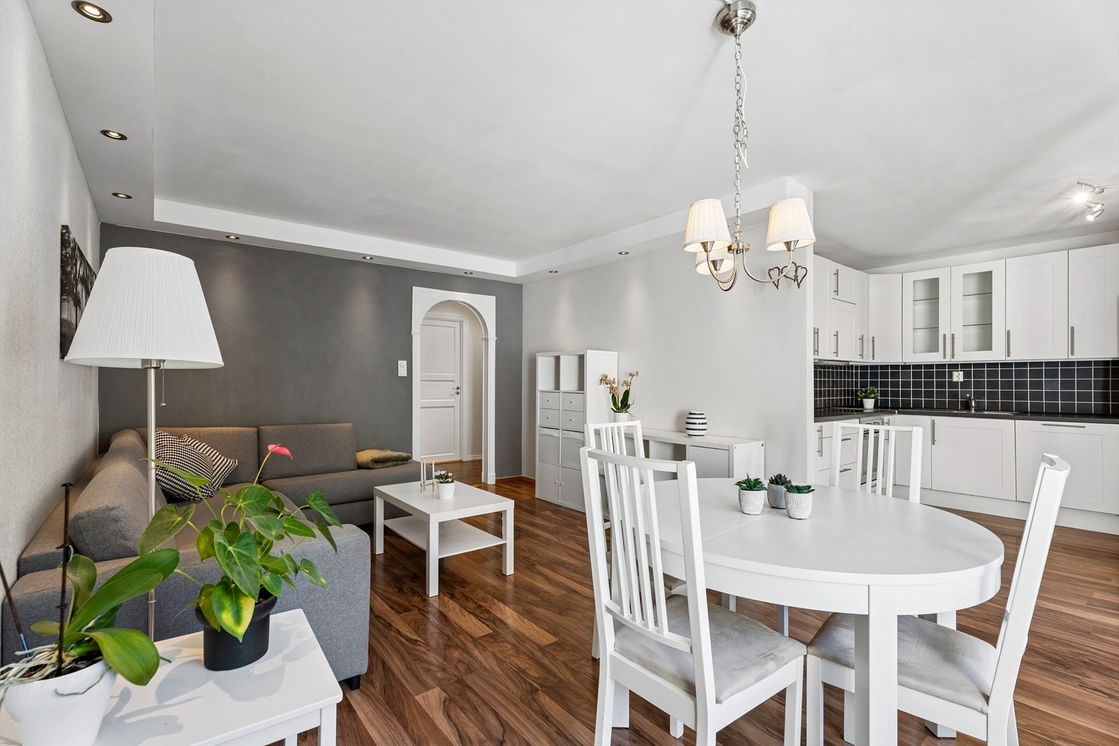 Stuen og kjøkkenet utgjør et sosialt allrom på over 28 m², med downlights i himlingen og direkte utgang til balkongen. Galleribilde