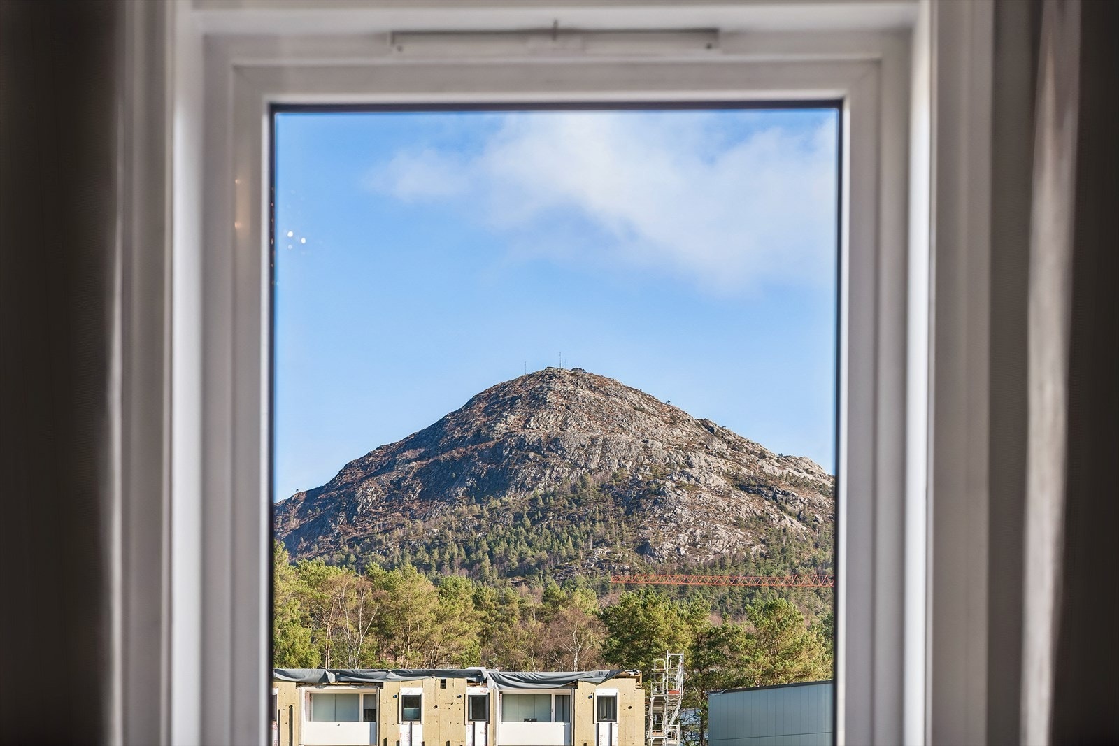 Fra leiligheten er det nærhet til gode turmuligheter i skog og mark. Her utsikt mot Lyderhorn. Galleribilde