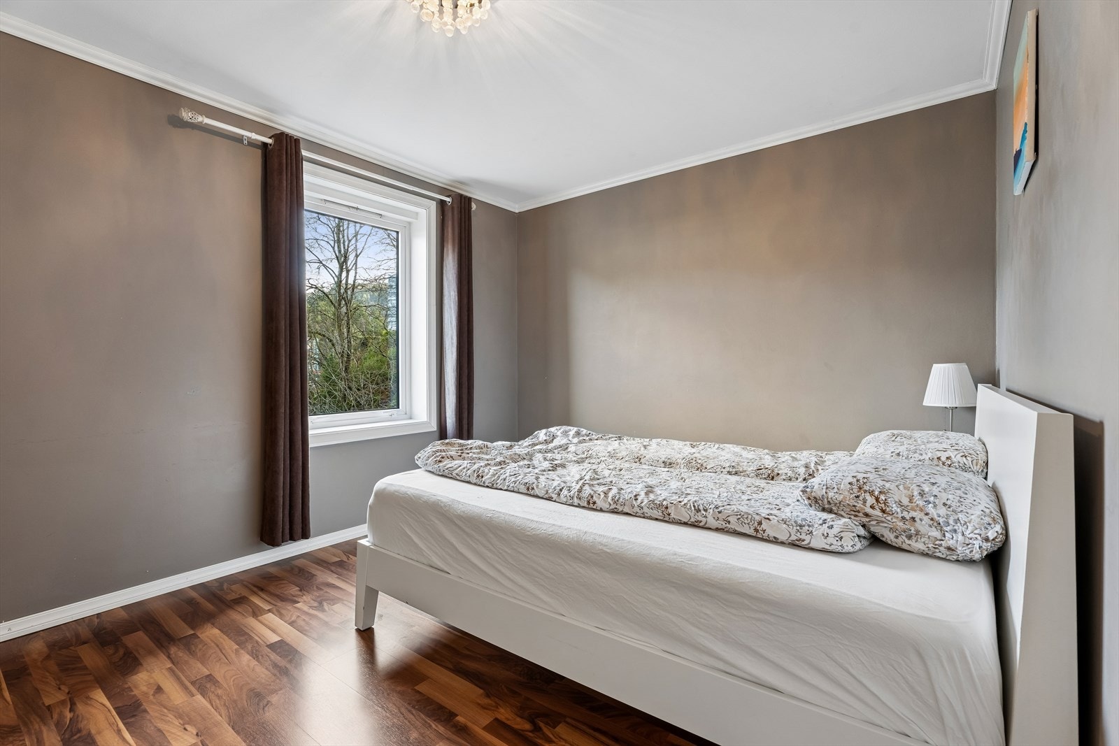 Hovedsoverommet er på ca. 13,7 m² og har god plass til dobbeltseng og tilhørende møblement. Galleribilde