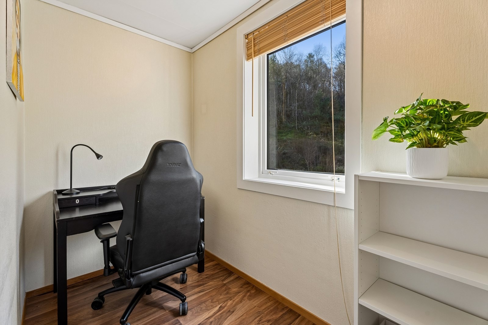 Et praktisk rom på 4,3 m², ideelt som hjemmekontor. Rommet er ikke godkjent som soverom. Galleribilde