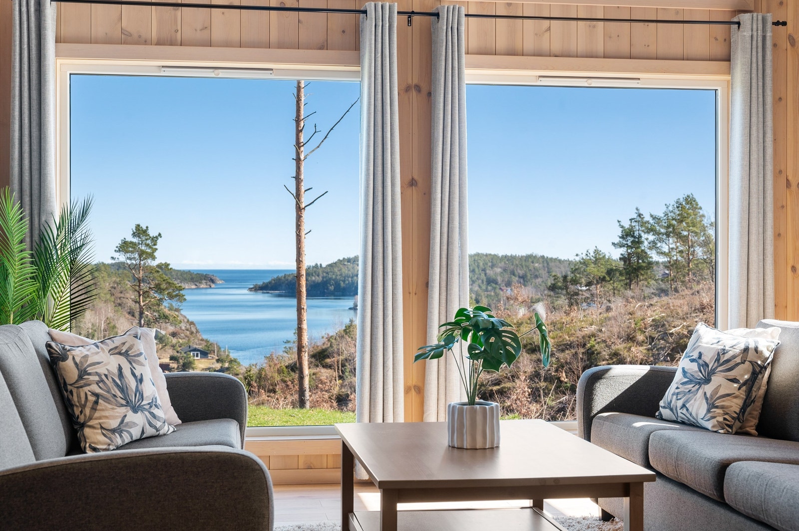Utsikt mot de vakre omgivelsene fra stuevinduet. Galleribilde