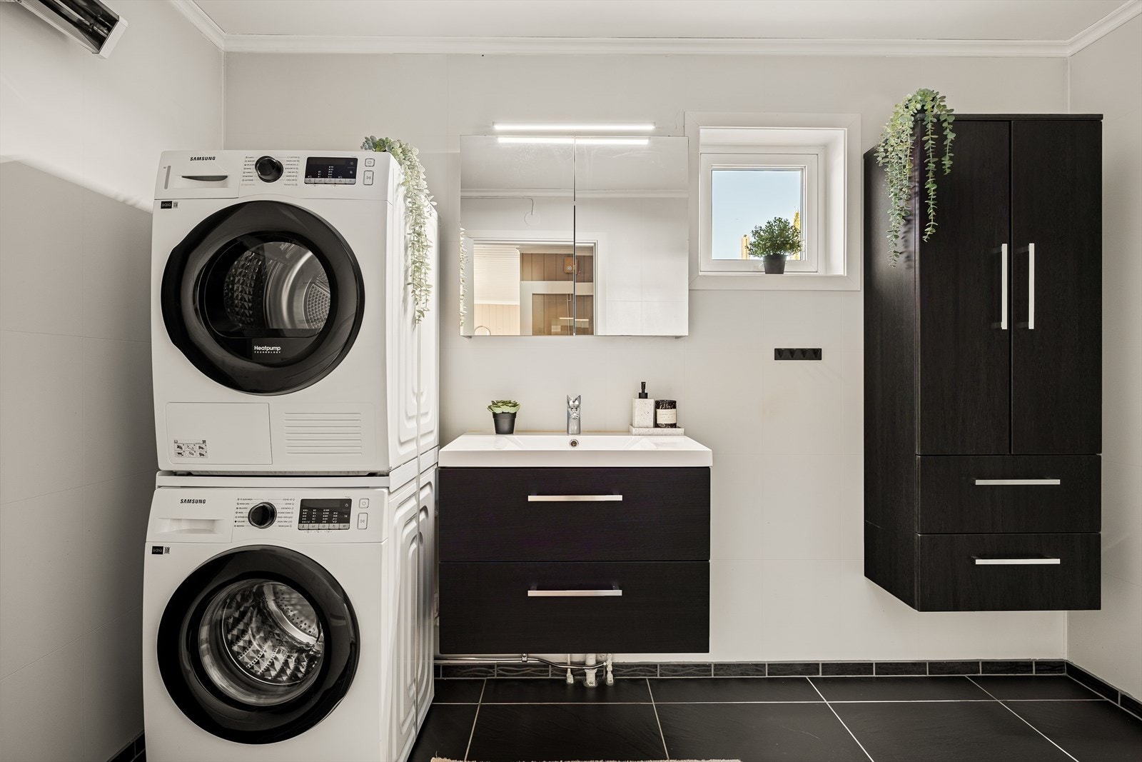 Både vaskemaskin og tørketrommel følger med i handelen, noe som gjør hverdagen enklere fra første dag. Rommet har også godt med oppbevaringsplass, slik at du får en praktisk og ryddig vaskesone med alt du trenger lett tilgjengelig. Galleribilde