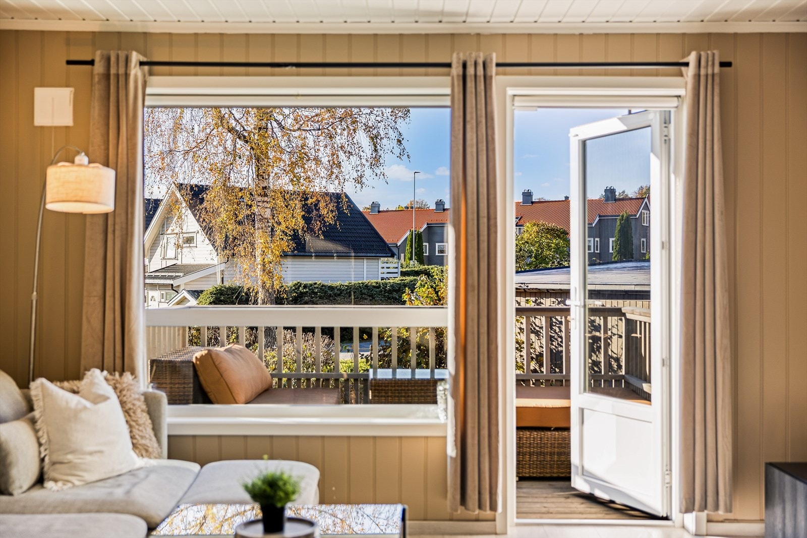 Fra stuen har du direkte utgang til en solrik, vestvendt balkong - et perfekt sted å nyte ettermiddagssolen, slappe av med en kopp kaffe eller invitere til hyggelige sammenkomster i lune omgivelser. Galleribilde