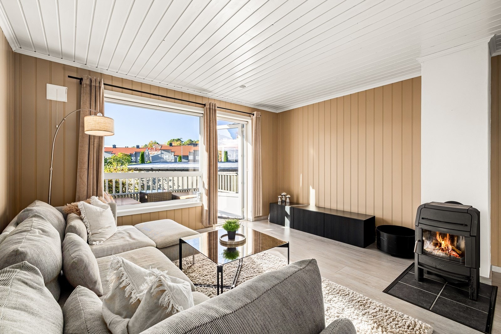 Det store vinduet slipper inn rikelig med naturlig lys og gir rommet en lys og luftig følelse gjennom hele dagen. En perfekt ramme for både rolige morgener og stemningsfulle kvelder. Galleribilde