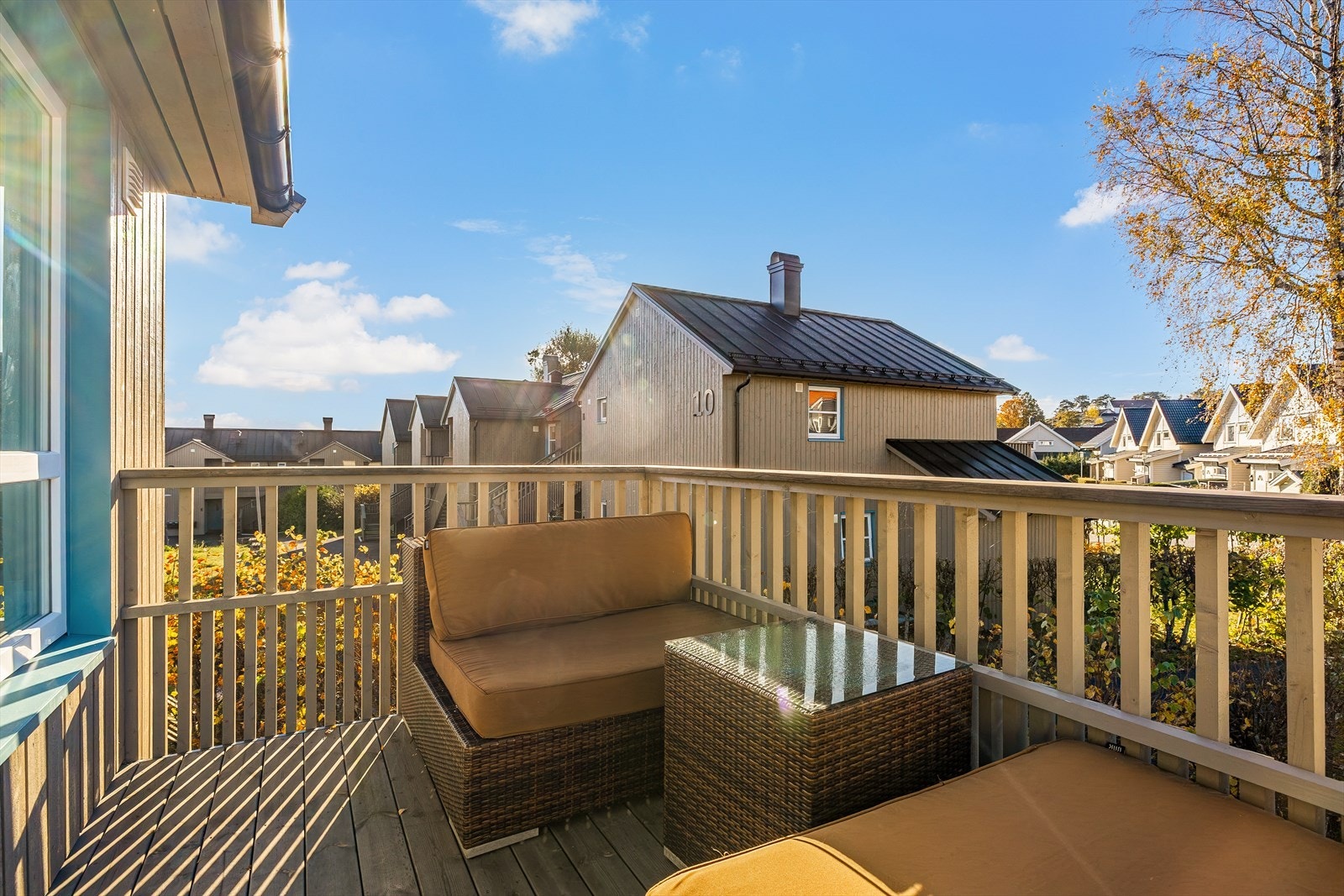 Bygget har gjennomgått omfattende utvendig oppgradering i 2025, med blant annet ny fasade, nytt tak, balkong, trapper og dører. Dette gir både et moderne uttrykk og økt komfort - her kan du flytte inn uten å bekymre deg for vedlikehold på mange år. Galleribilde