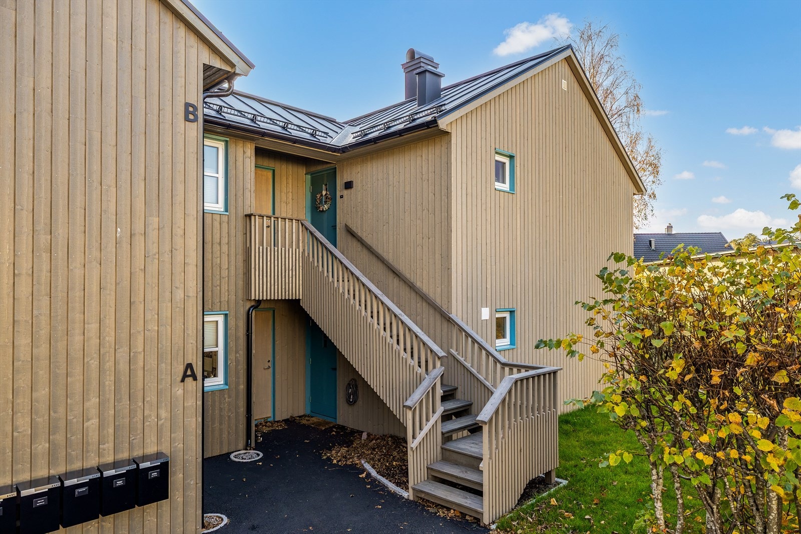 Praktisk leilighet med egen inngang - her kan du sette nøkkelen i døra og nyte en bekymringsfri hverdag uten tanke på vedlikehold eller snømåking. Galleribilde