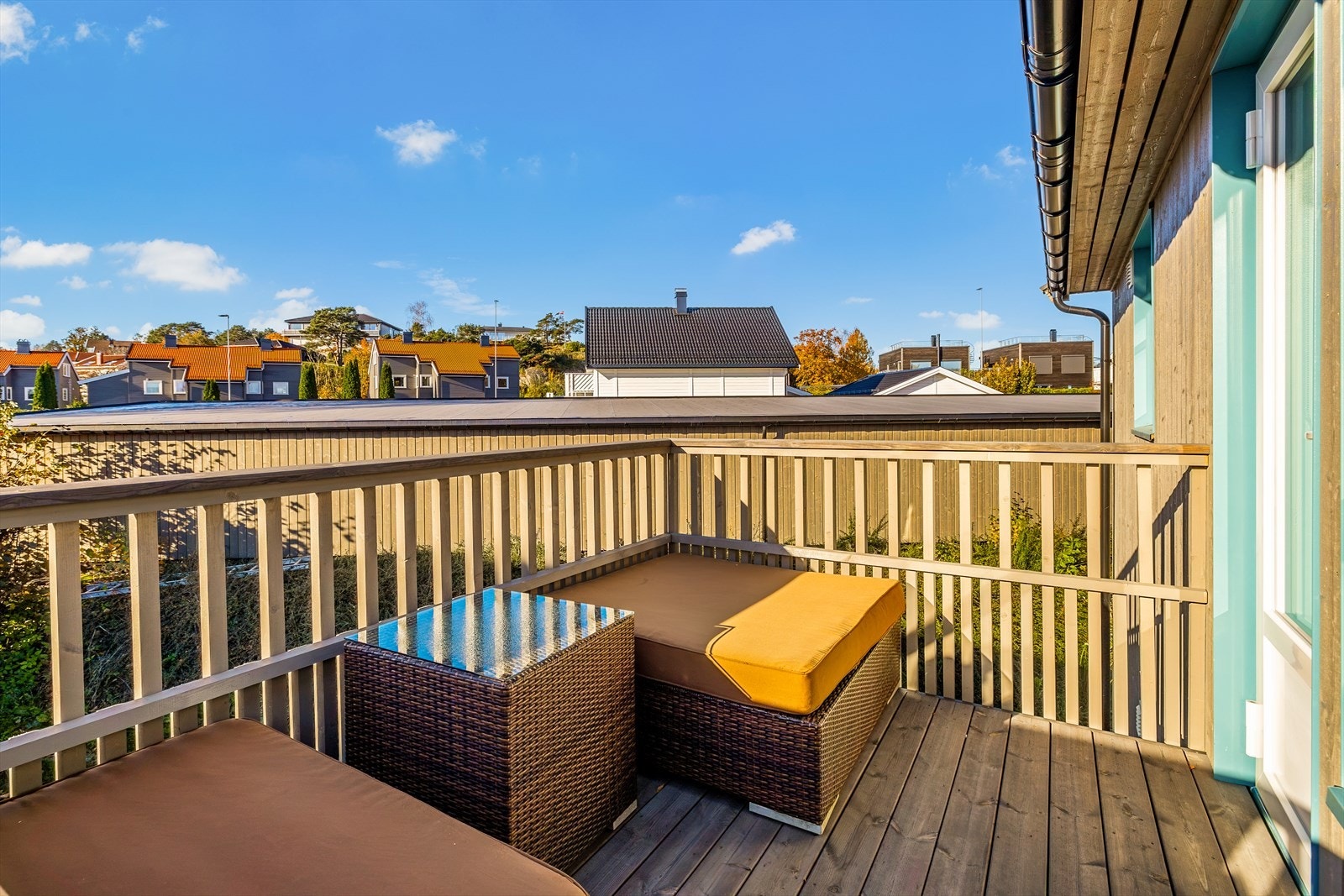 Balkongen leveres komplett med møbler, slik at du kan ta i bruk uteplassen med en gang. Nyt en avslappende stund i solen - alt er klart for deg. Galleribilde