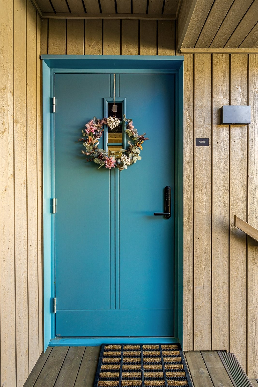 Velkommen inn i en flott og gjennomført leilighet - her møtes du av lyse overflater, moderne løsninger og en lun atmosfære som gjør det enkelt å føle seg hjemme fra første stund. Galleribilde