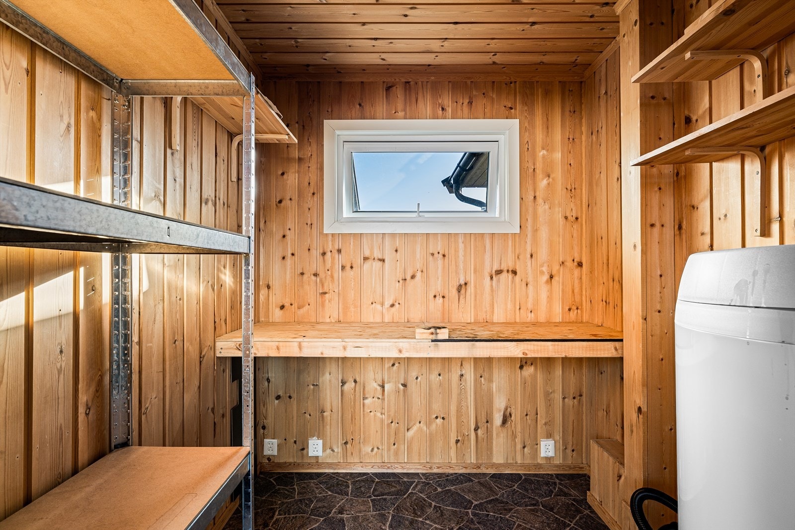 Praktisk bod med strøm og hyllesystem.
Perfekt for verktøy, hobbyutstyr eller som ekstra lagringsplass - her får du orden og funksjonalitet i ett! Galleribilde