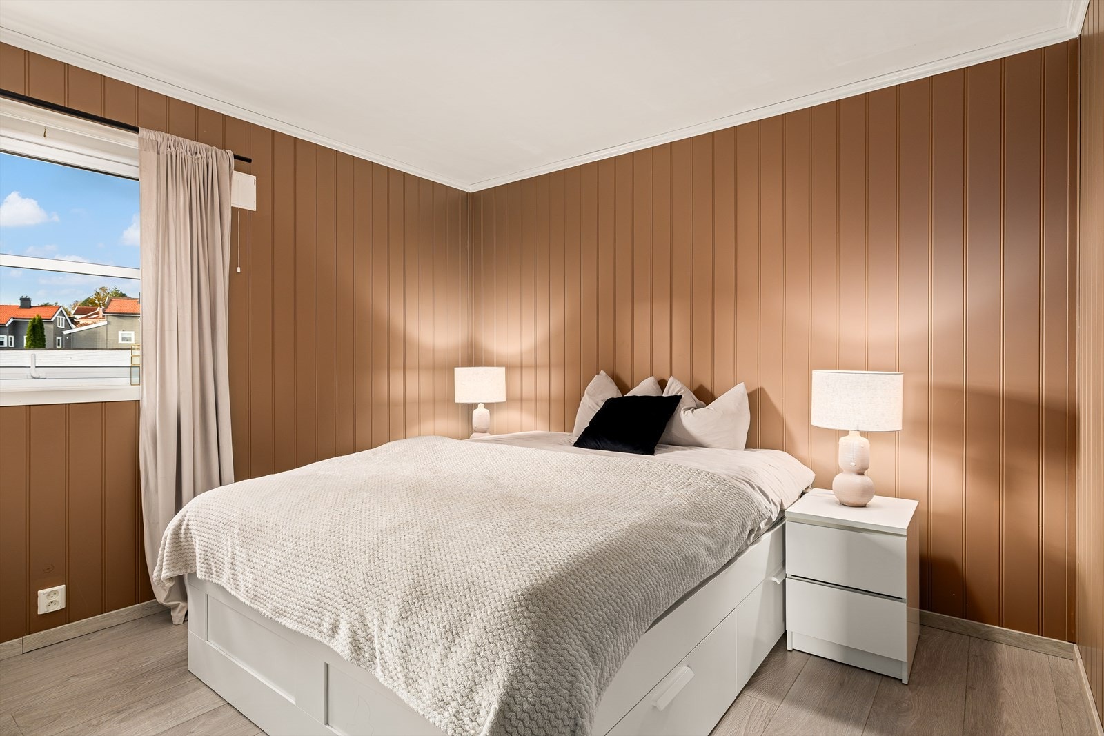 Soverommet er romslig og malt i lekre, moderne farger som skaper en rolig og behagelig atmosfære. Her er det god plass til både dobbeltseng, nattbord og garderobeløsninger - et perfekt sted for avslapning og hvile. Galleribilde