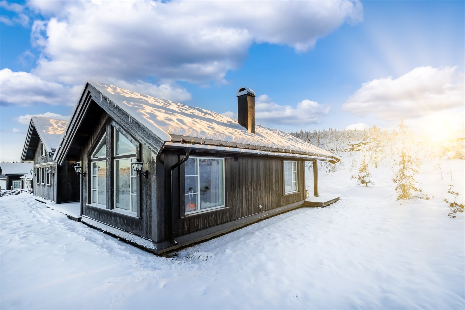 Hytta har en fin kombinasjon mellom det klassiske og moderne. Torv på taket, store vindusflater, skigard m.m Galleribilde