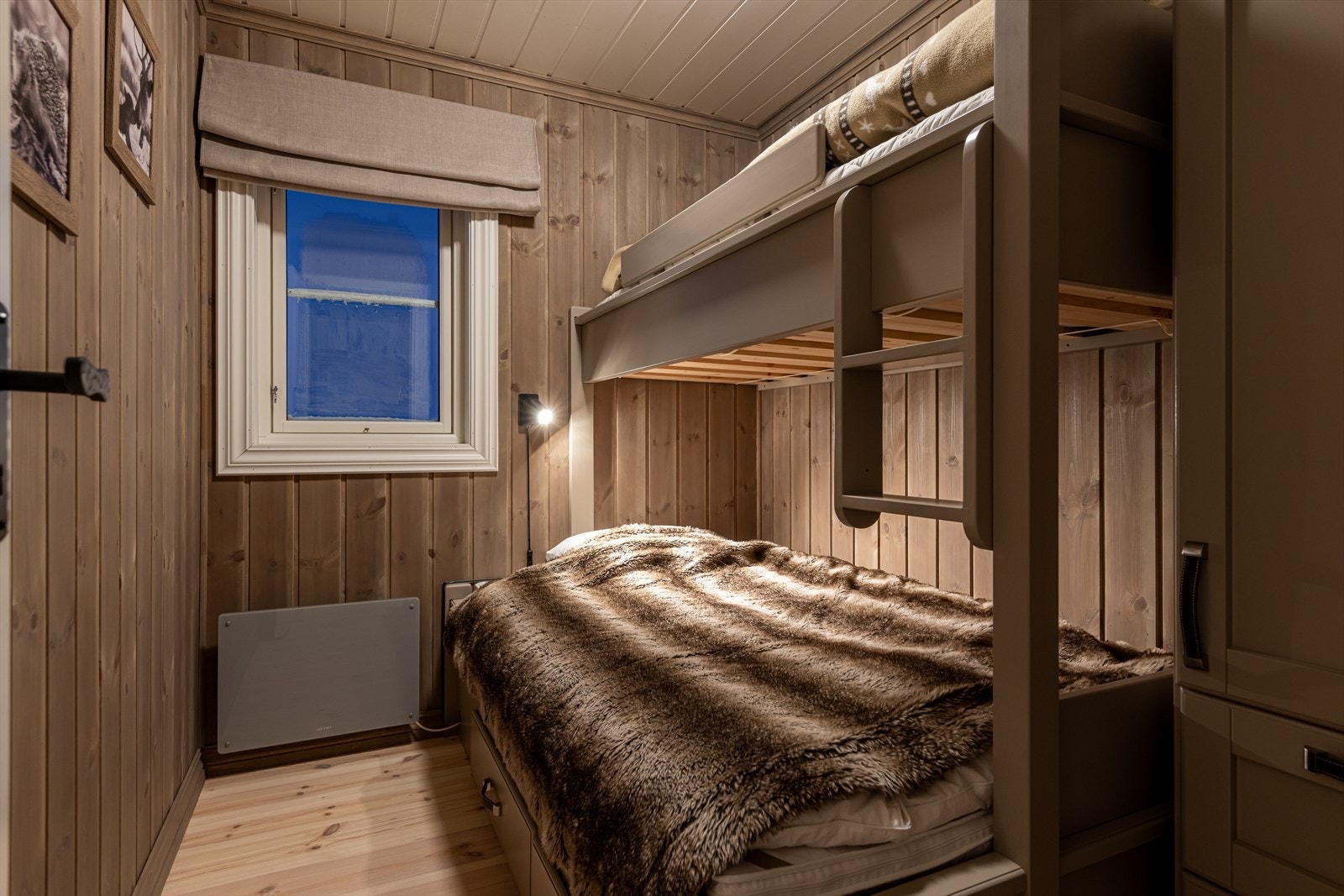 Soverom to med plassbygde familiekøyer Galleribilde