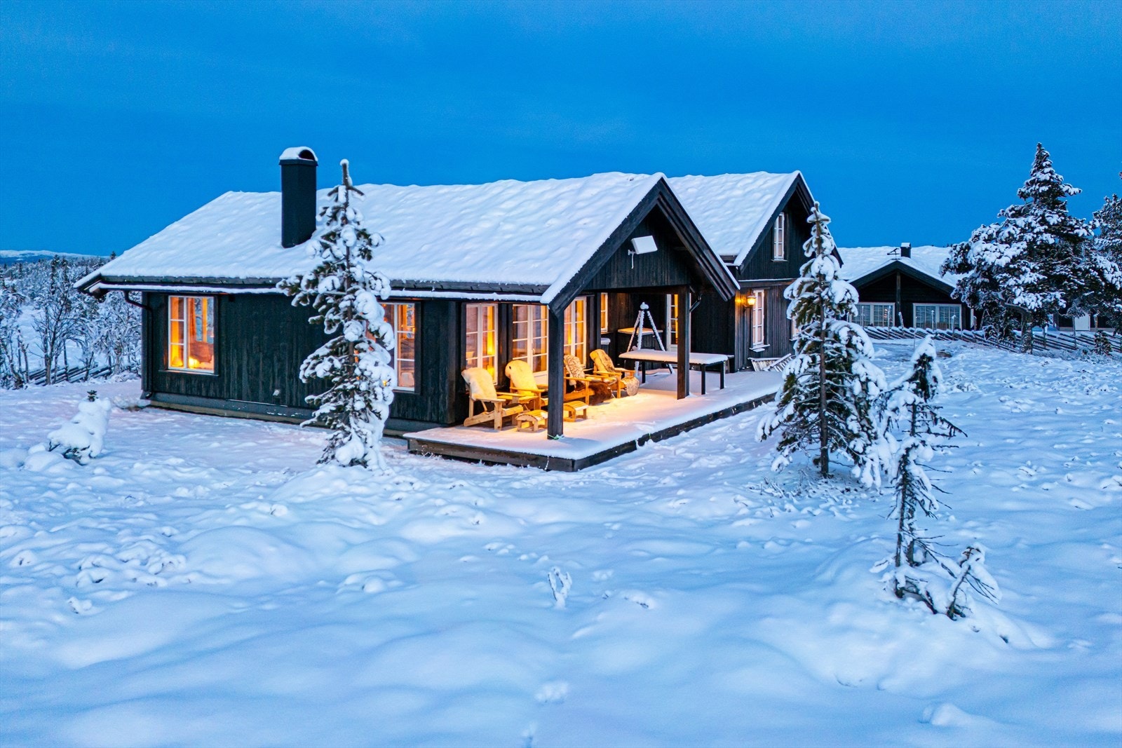 Stor og luftig uteplass som følger solbanene. Delvis overbygget terrasse Galleribilde