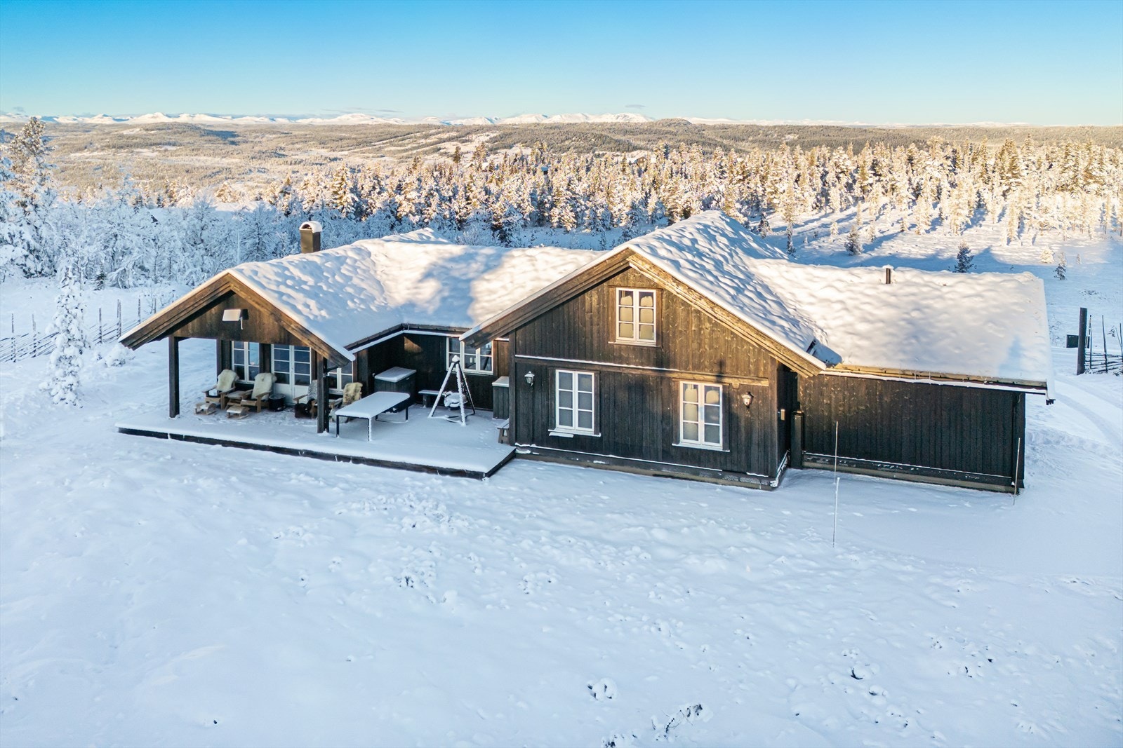 VAkkert plassert med utsikt mot fjella i nord. Brea, Såta og Skogshorn i det fjerne Galleribilde