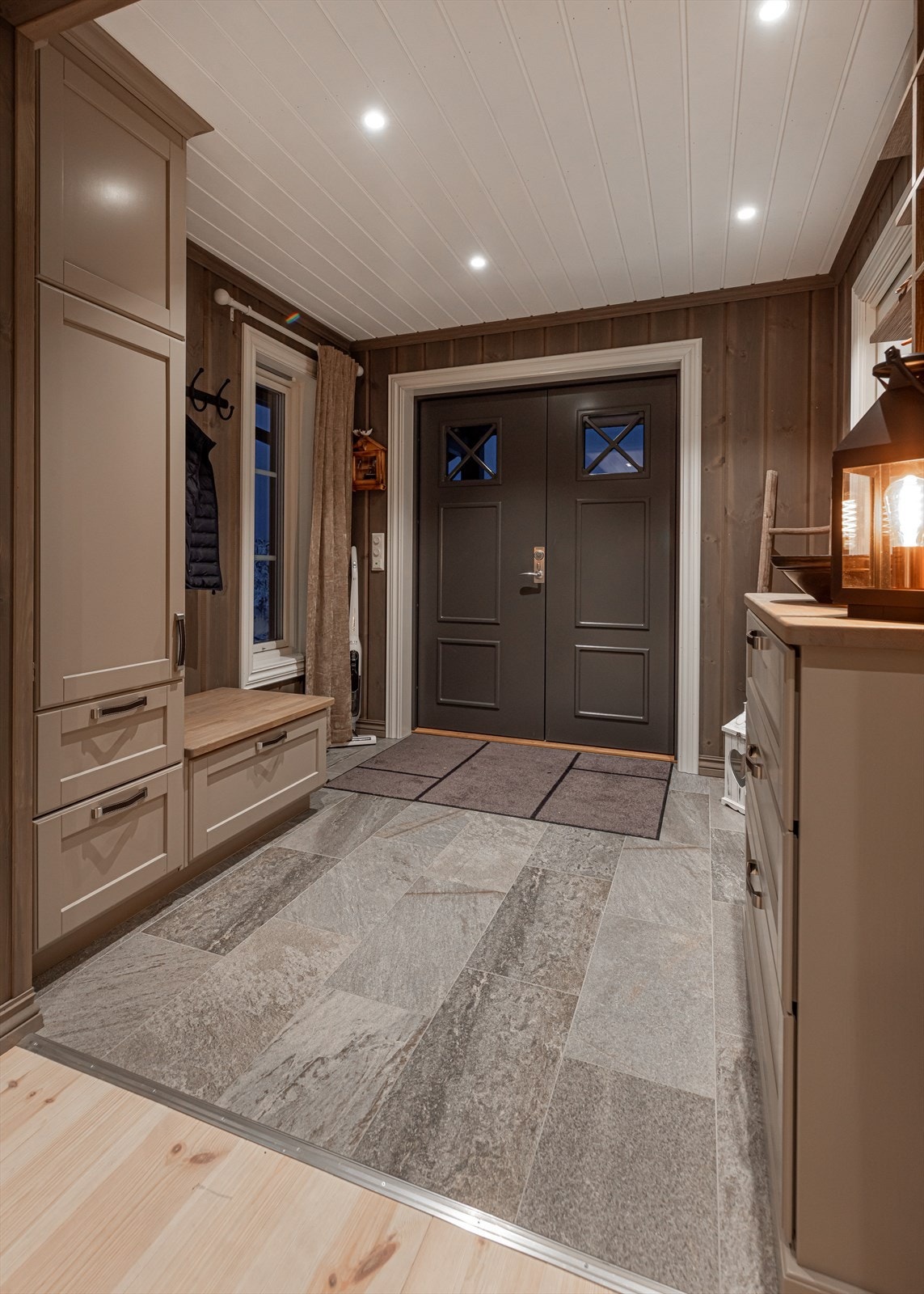 Velkommen inn. Stor flislagt entré med varmekablert. Hytta er oppført av lokal snekker. Galleribilde