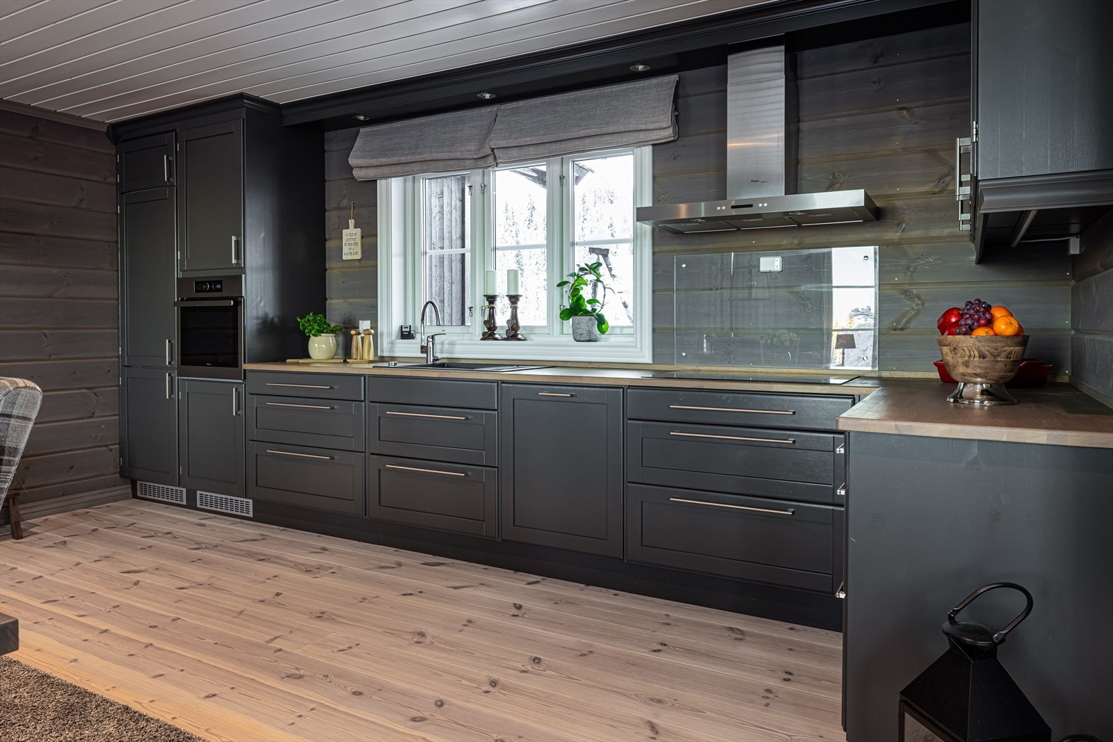 Kjøkkenet har tilstrekkelig med skap- og benkeplass Galleribilde