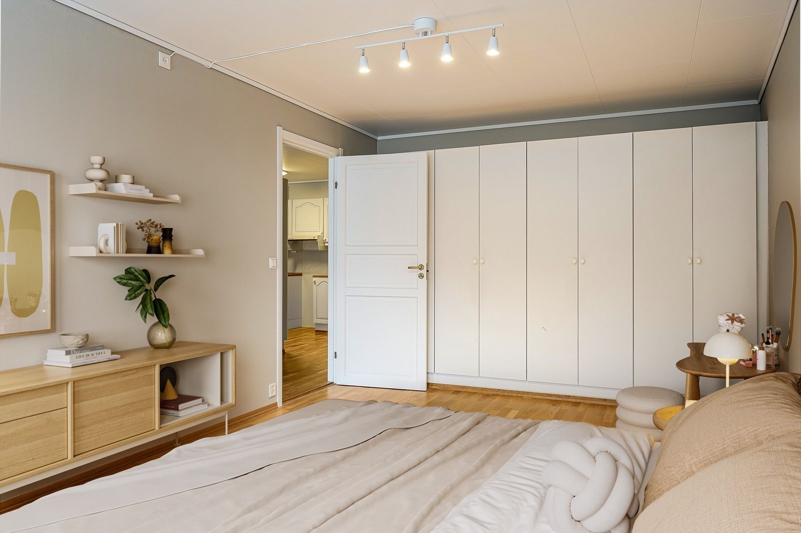 På soverommet er det god plass til både dobbeltseng, nattbord og garderobeskap. Galleribilde