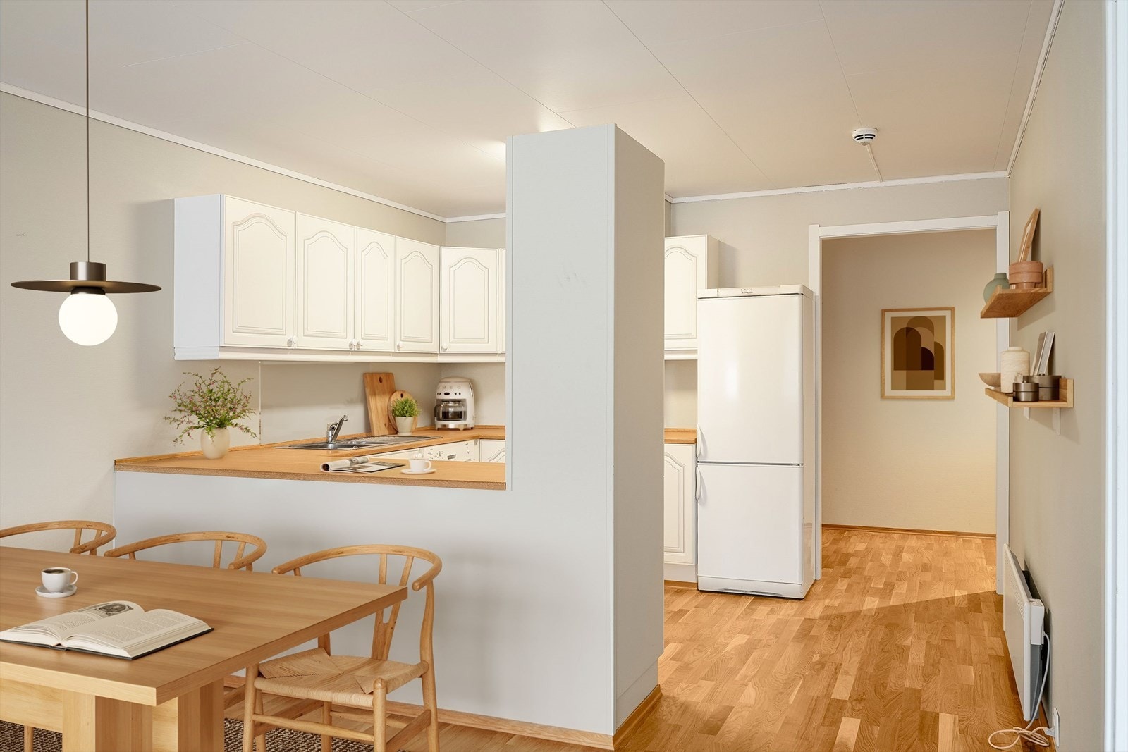 Det er god plass til spisebord i den åpne løsningen mellom stue og kjøkken. Galleribilde