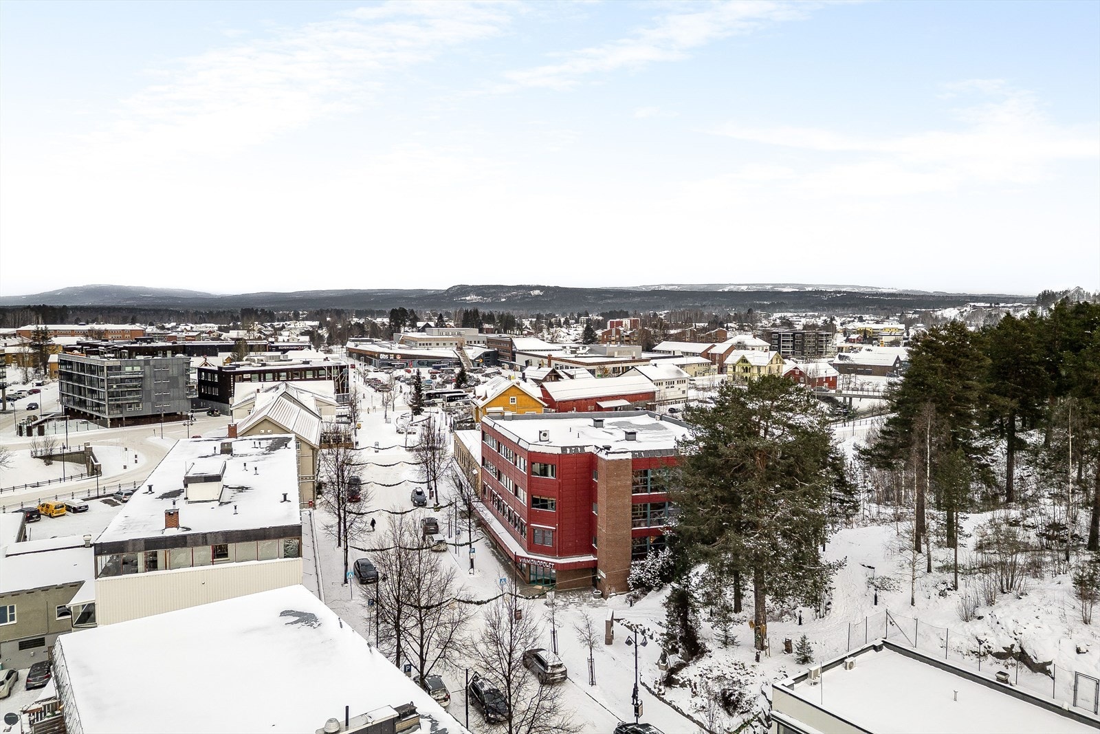 Fra leiligheten er det gangavstand til både skoler, dagligvarer, restauranter og bymarka. Galleribilde