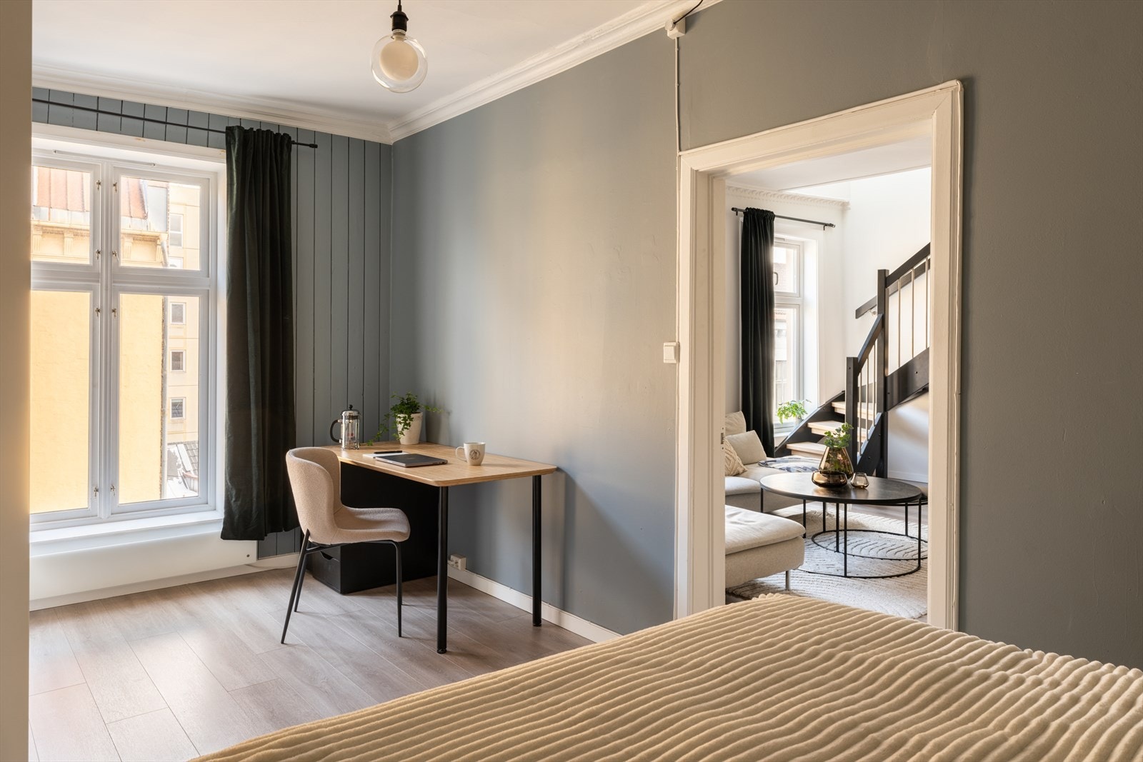 Store vindusflater slipper inn godt med naturlig lys til rommet. Galleribilde