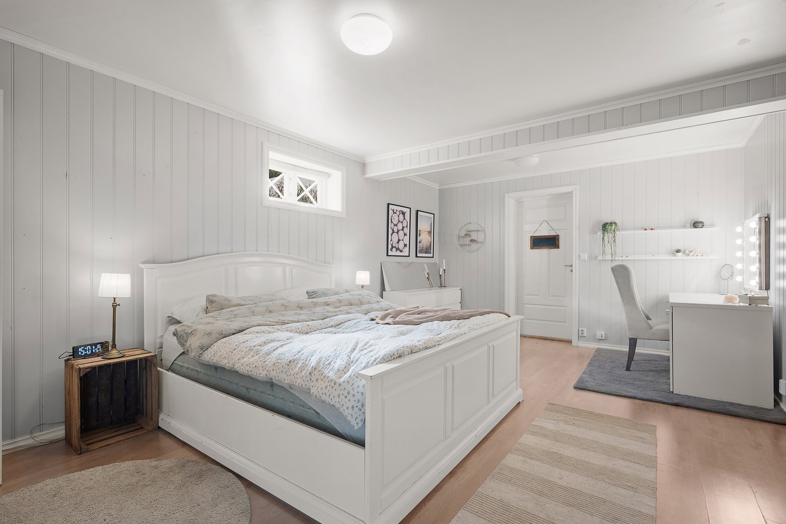 I sokkeletasjen er det et stort, innredet rom med laminatgulv og vannbåren varme. Det er ikke tegninger på underetasjen og det må antas at rommet er ment til kjeller og ikke godkjent til varig opphold. Galleribilde